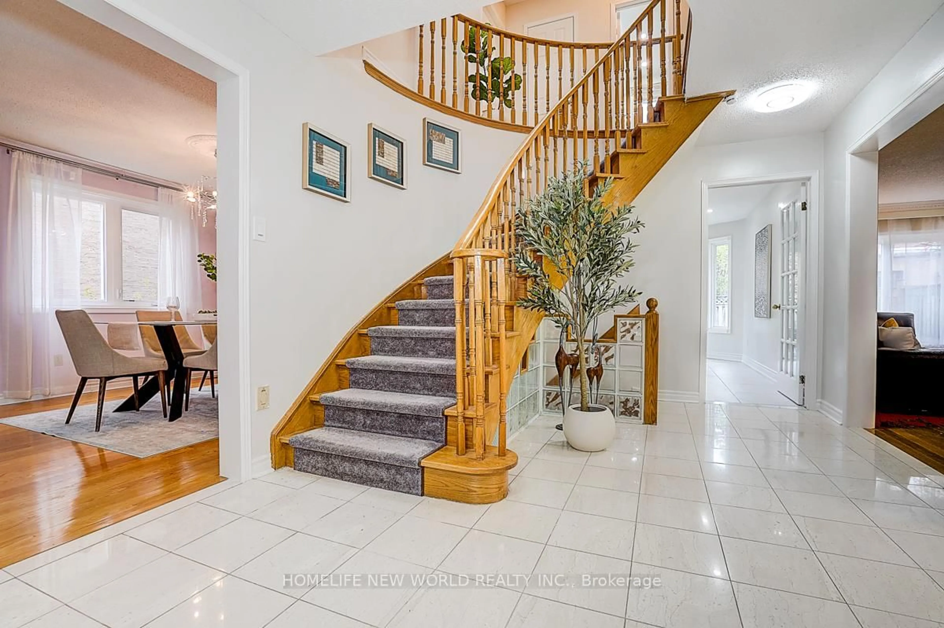 Indoor foyer for 16 Kew Gdns, Richmond Hill Ontario L4B 1R4