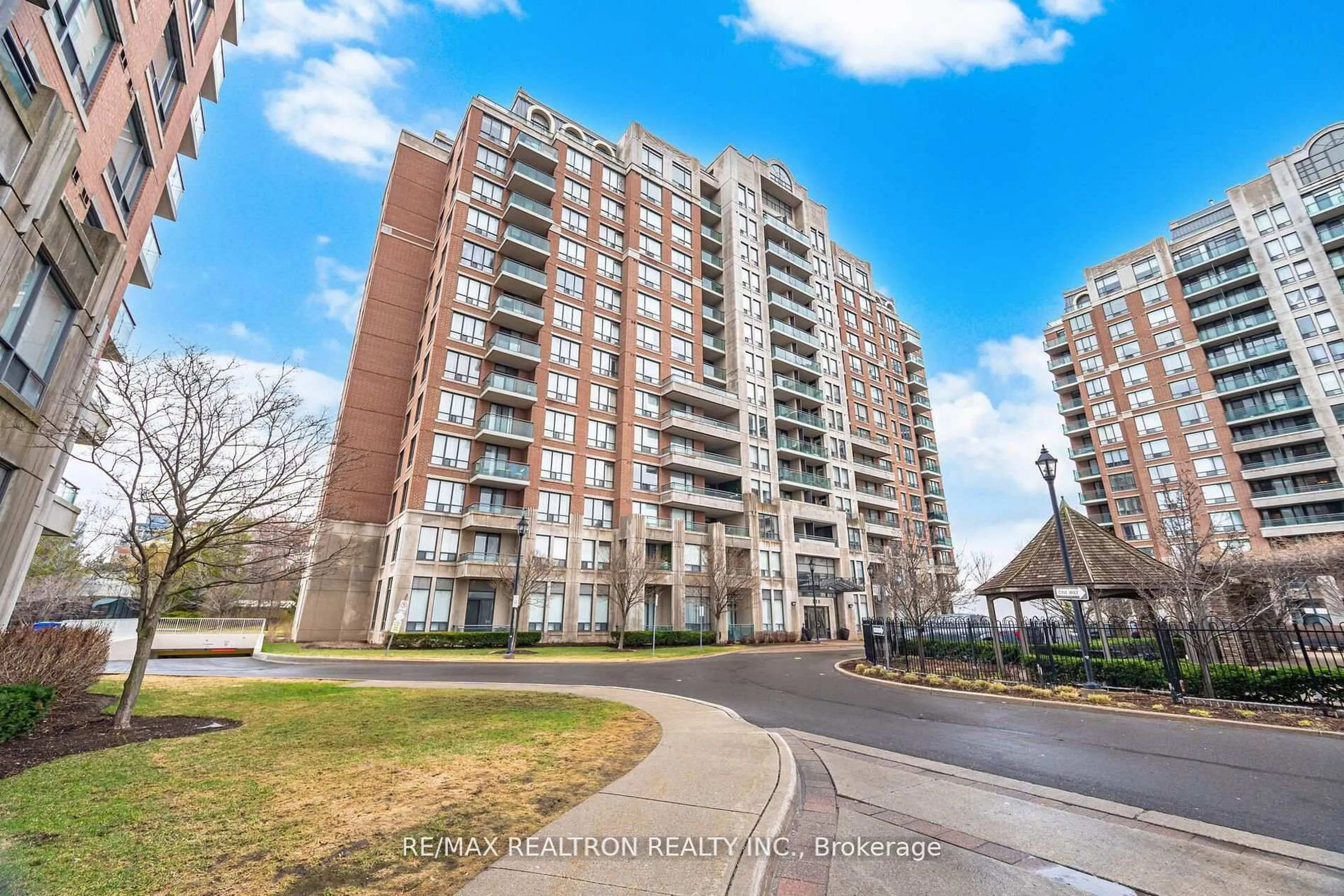 A pic from outside/outdoor area/front of a property/back of a property/a pic from drone, unknown for 330 Red Maple Rd #411, Richmond Hill Ontario L4C 0T6