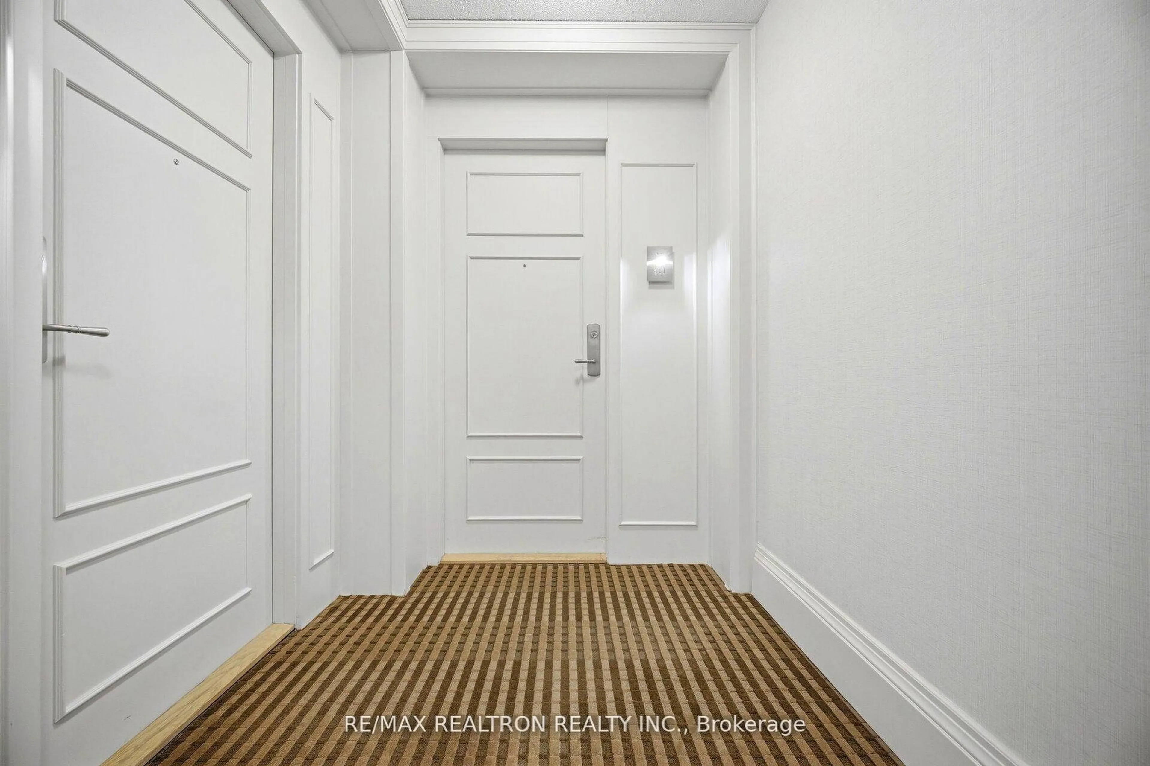 Indoor foyer for 330 Red Maple Rd #411, Richmond Hill Ontario L4C 0T6