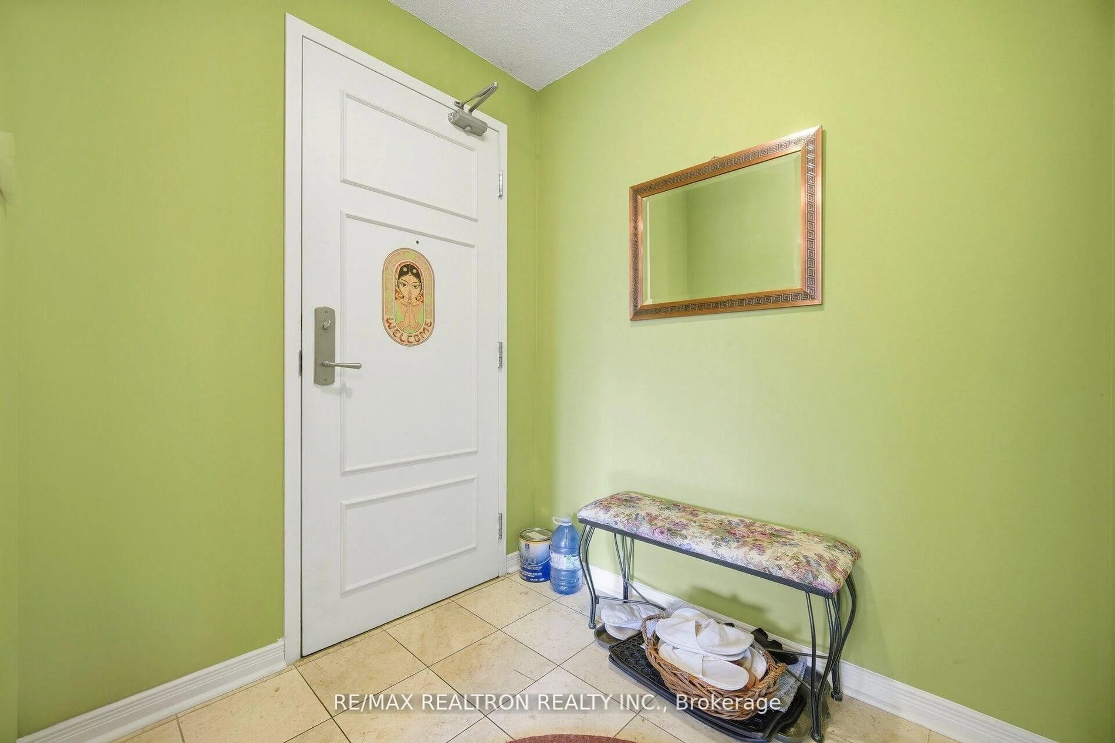 Indoor entryway for 330 Red Maple Rd #411, Richmond Hill Ontario L4C 0T6
