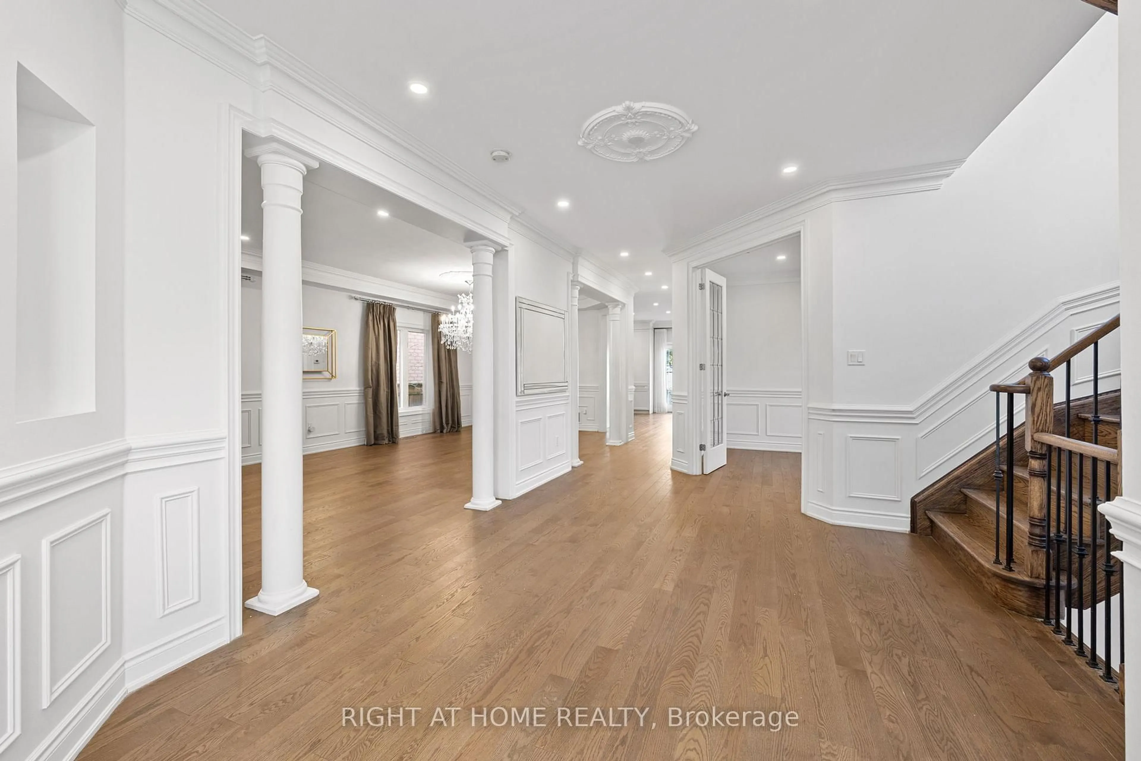 Indoor foyer for 116 Knightshade Dr, Vaughan Ontario L4J 9L1