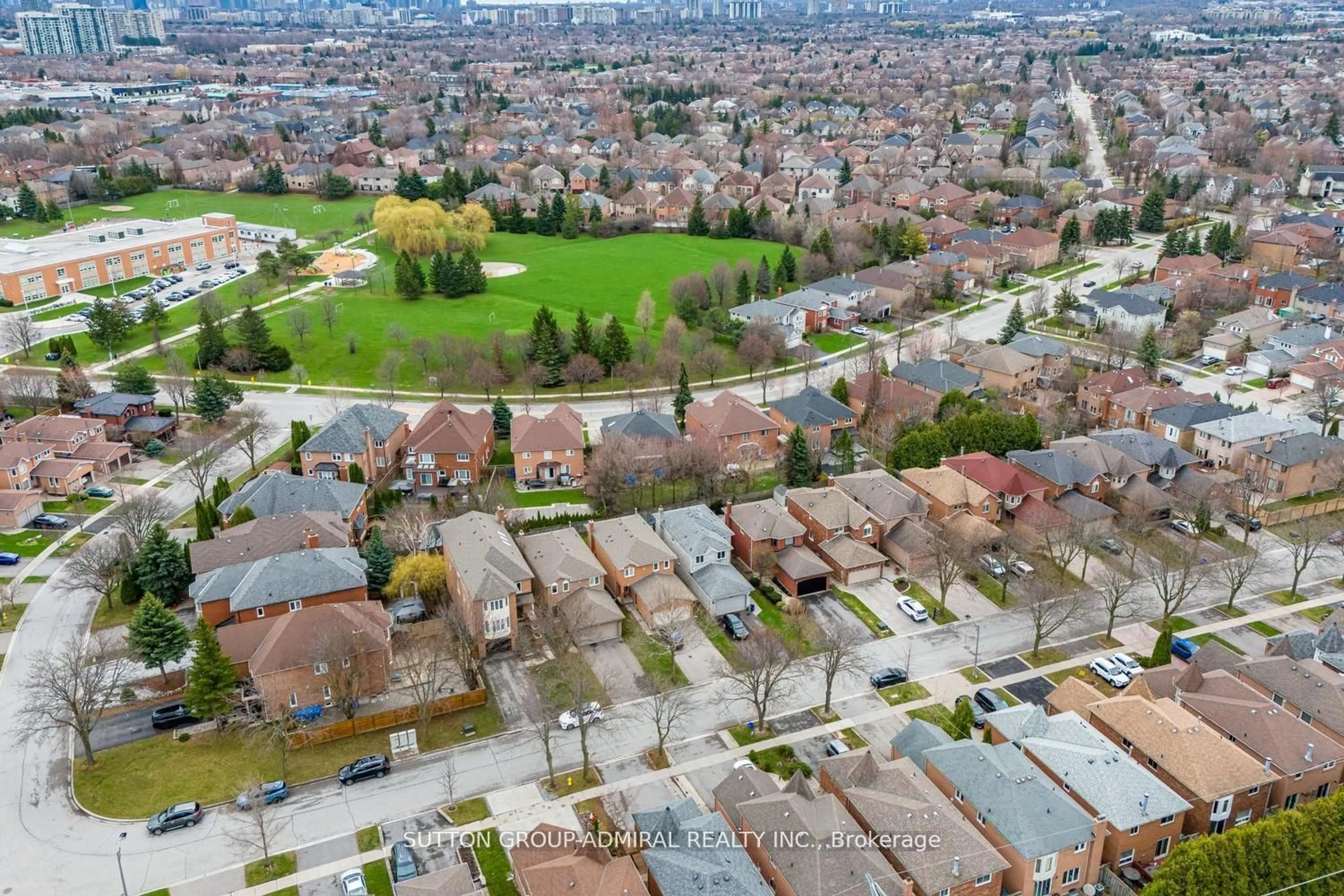 A pic from outside/outdoor area/front of a property/back of a property/a pic from drone, street for 68 Redondo Dr, Vaughan Ontario L4J 7S6