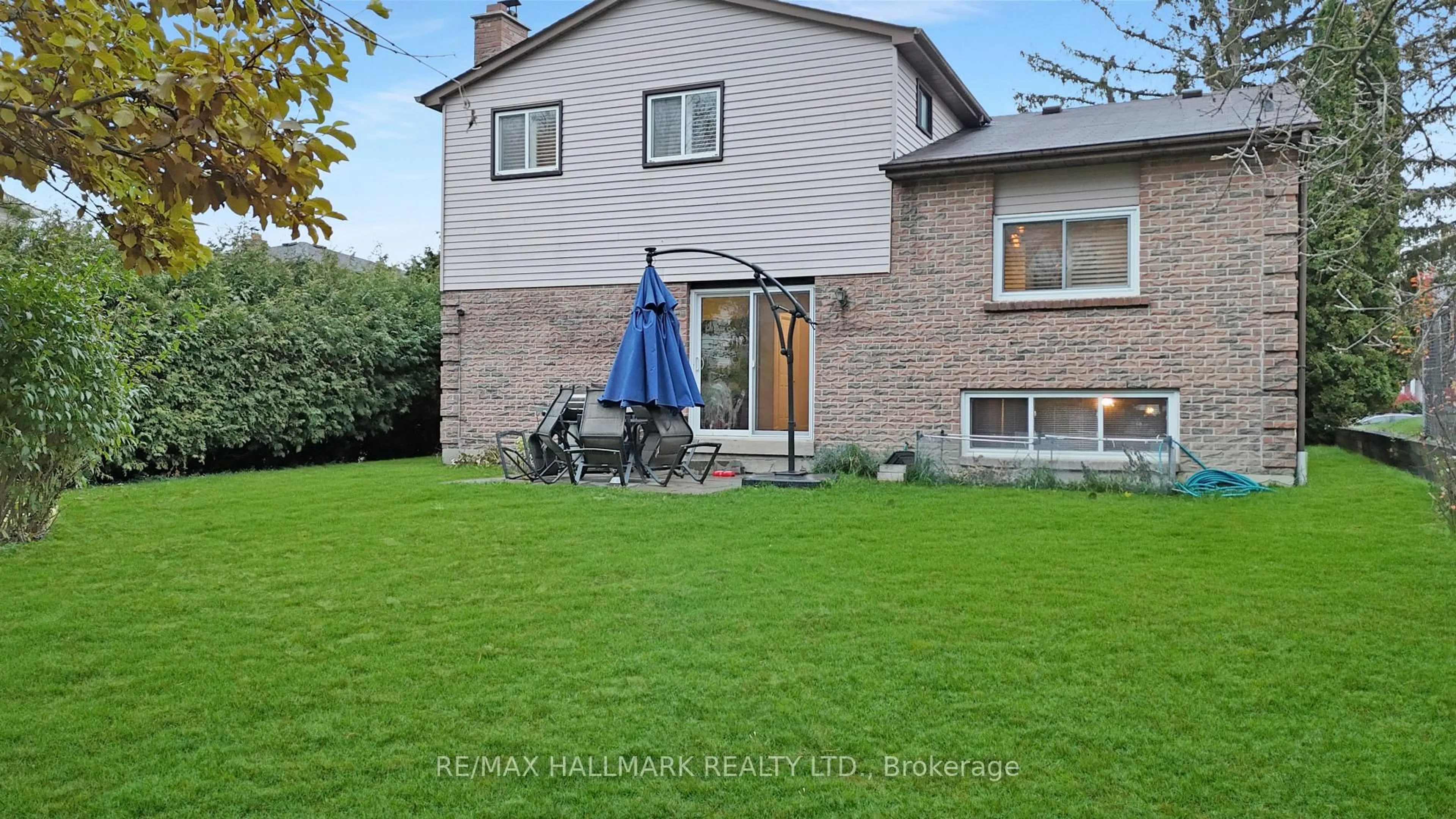 A pic from outside/outdoor area/front of a property/back of a property/a pic from drone, street for 22 Avondale Cres, Aurora Ontario L4G 3P6