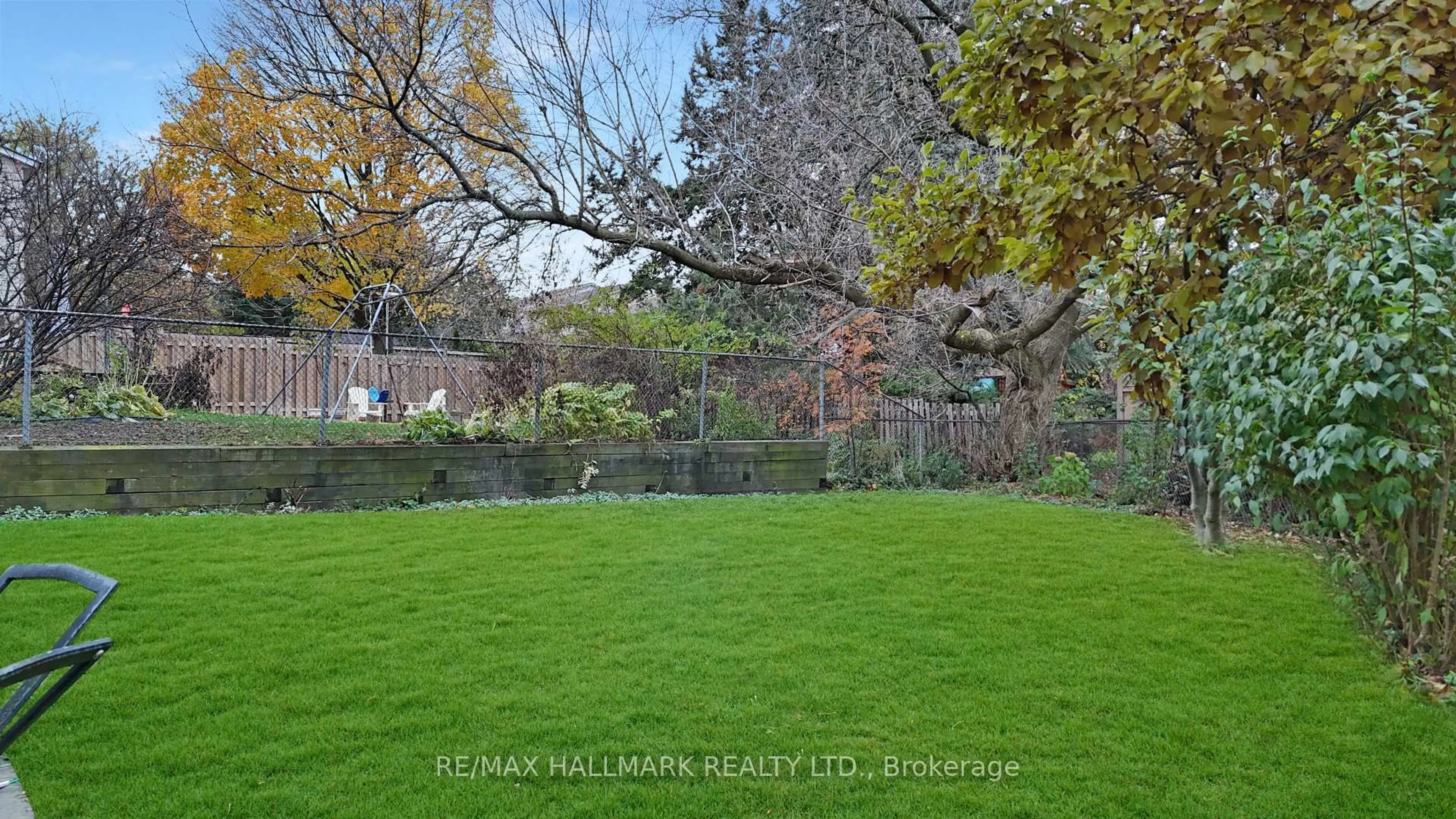 A pic from outside/outdoor area/front of a property/back of a property/a pic from drone, forest/trees view for 22 Avondale Cres, Aurora Ontario L4G 3P6