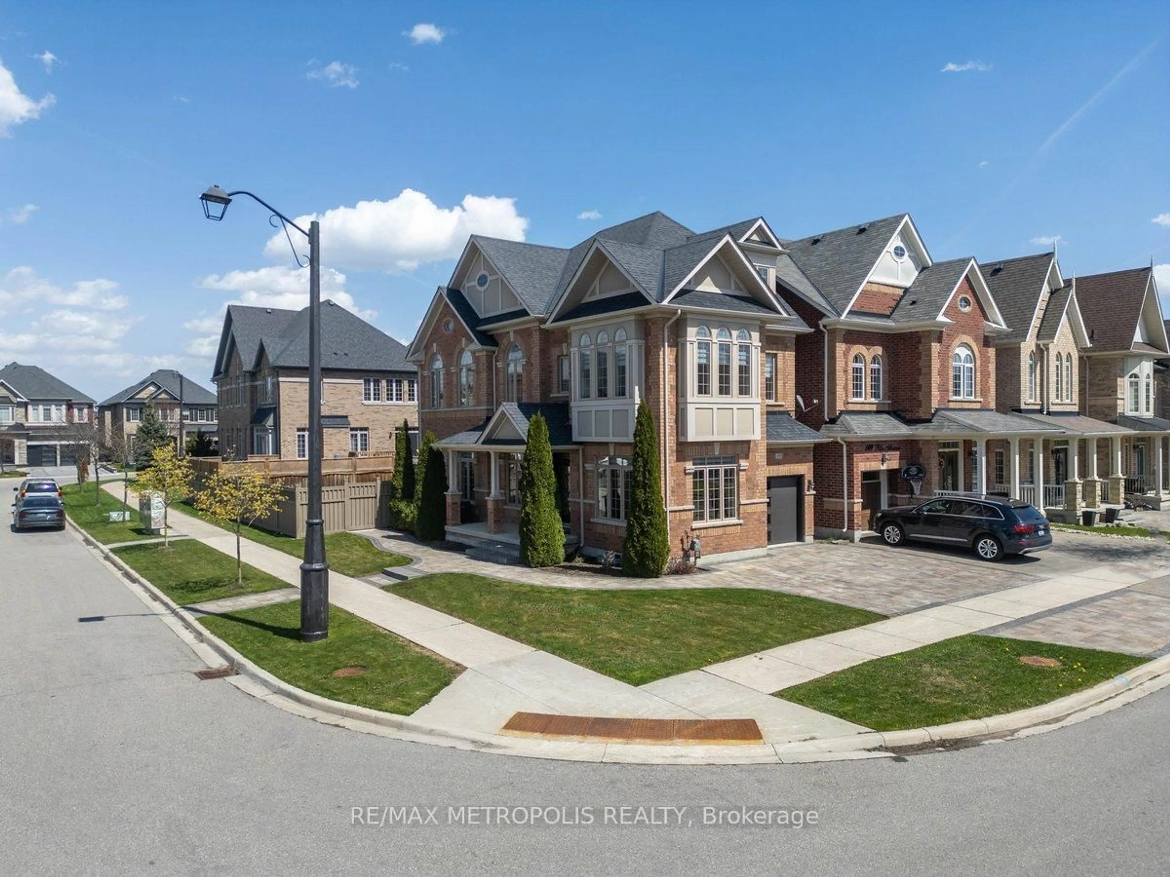 A pic from outside/outdoor area/front of a property/back of a property/a pic from drone, street for 115 Pelee Ave, Vaughan Ontario L4H 3Z1