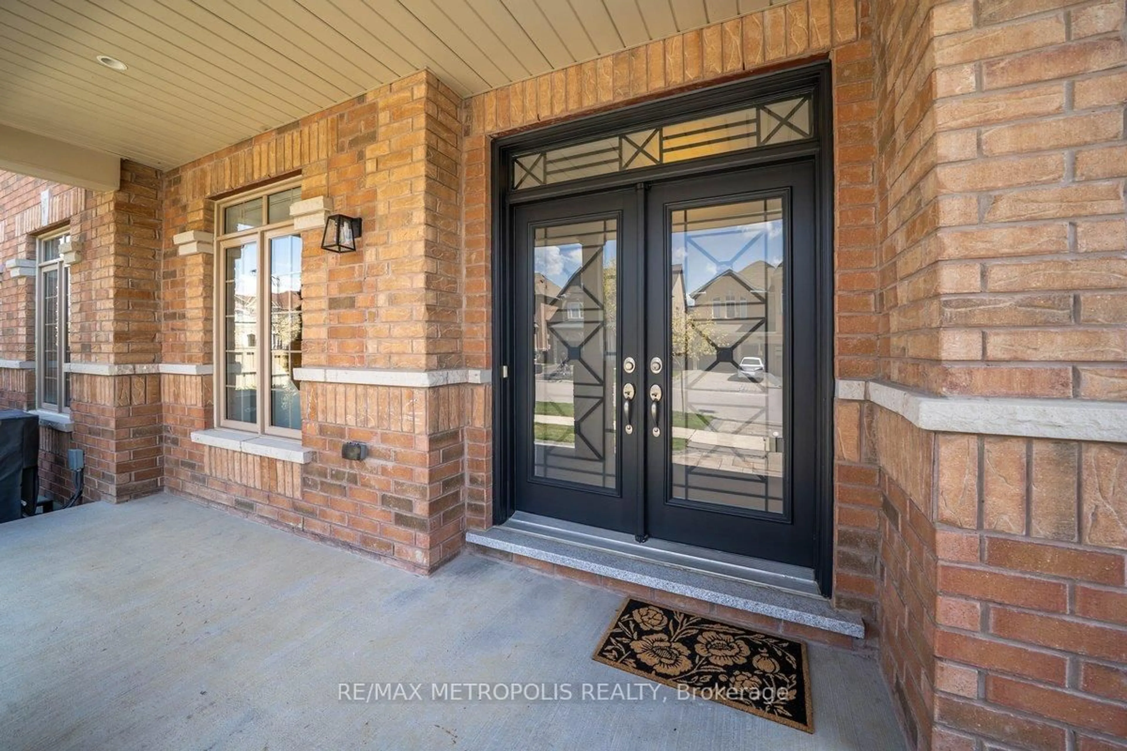 Indoor entryway for 115 Pelee Ave, Vaughan Ontario L4H 3Z1