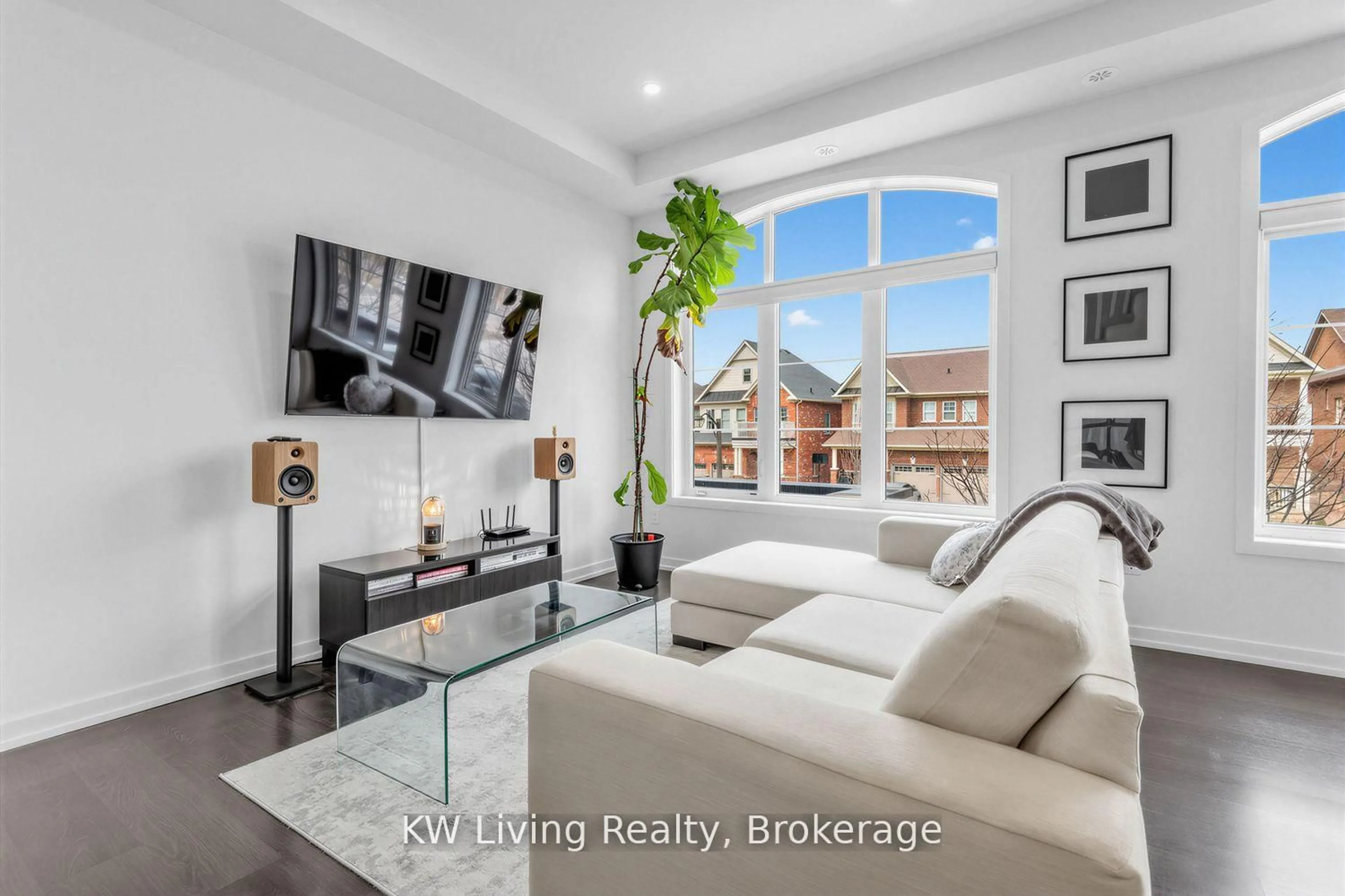 Living room with furniture, unknown for 334 John Davis Gate, Whitchurch-Stouffville Ontario L4A 1X1