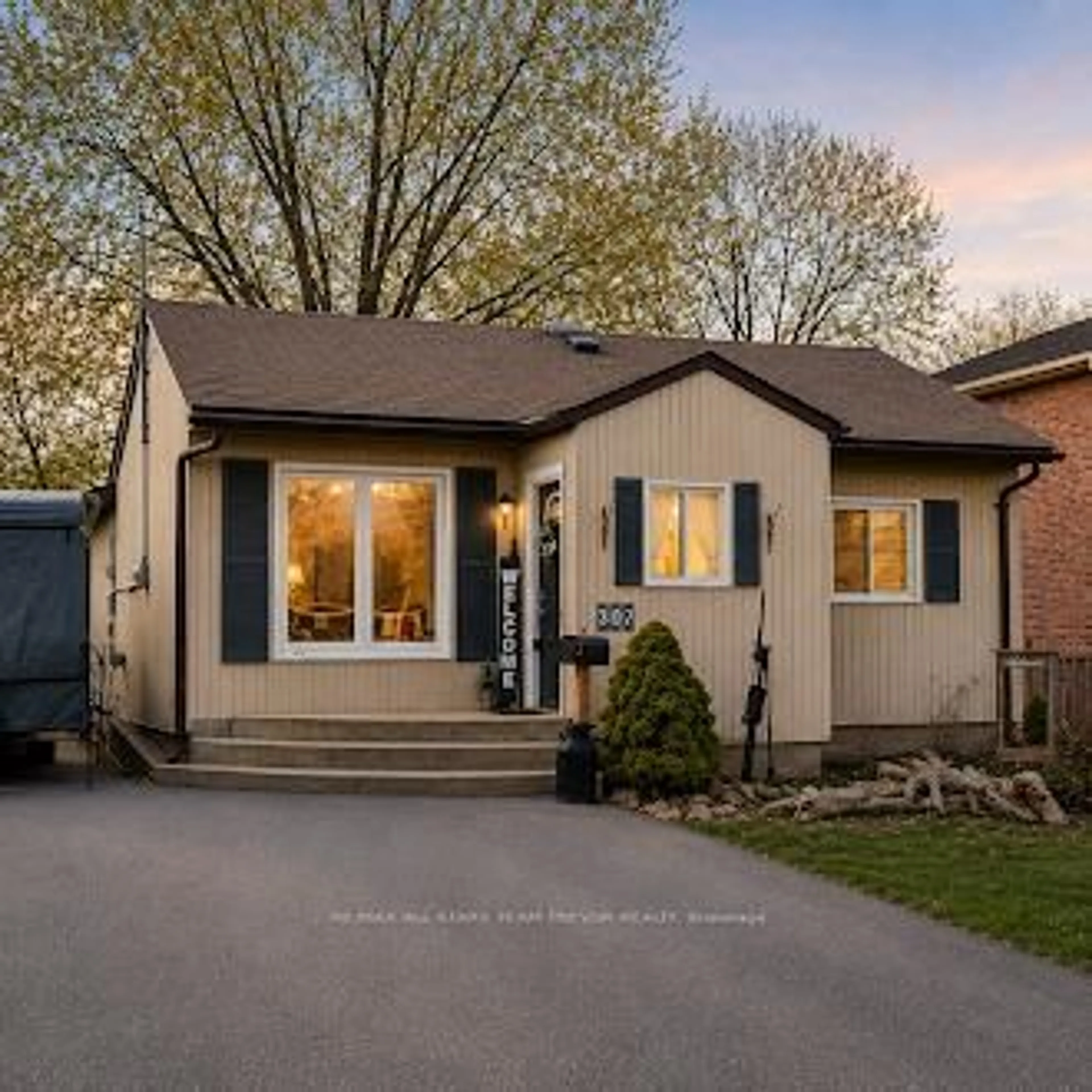 Home with vinyl exterior material, street for 307 Kenwood Ave, Georgina Ontario L4P 2X6