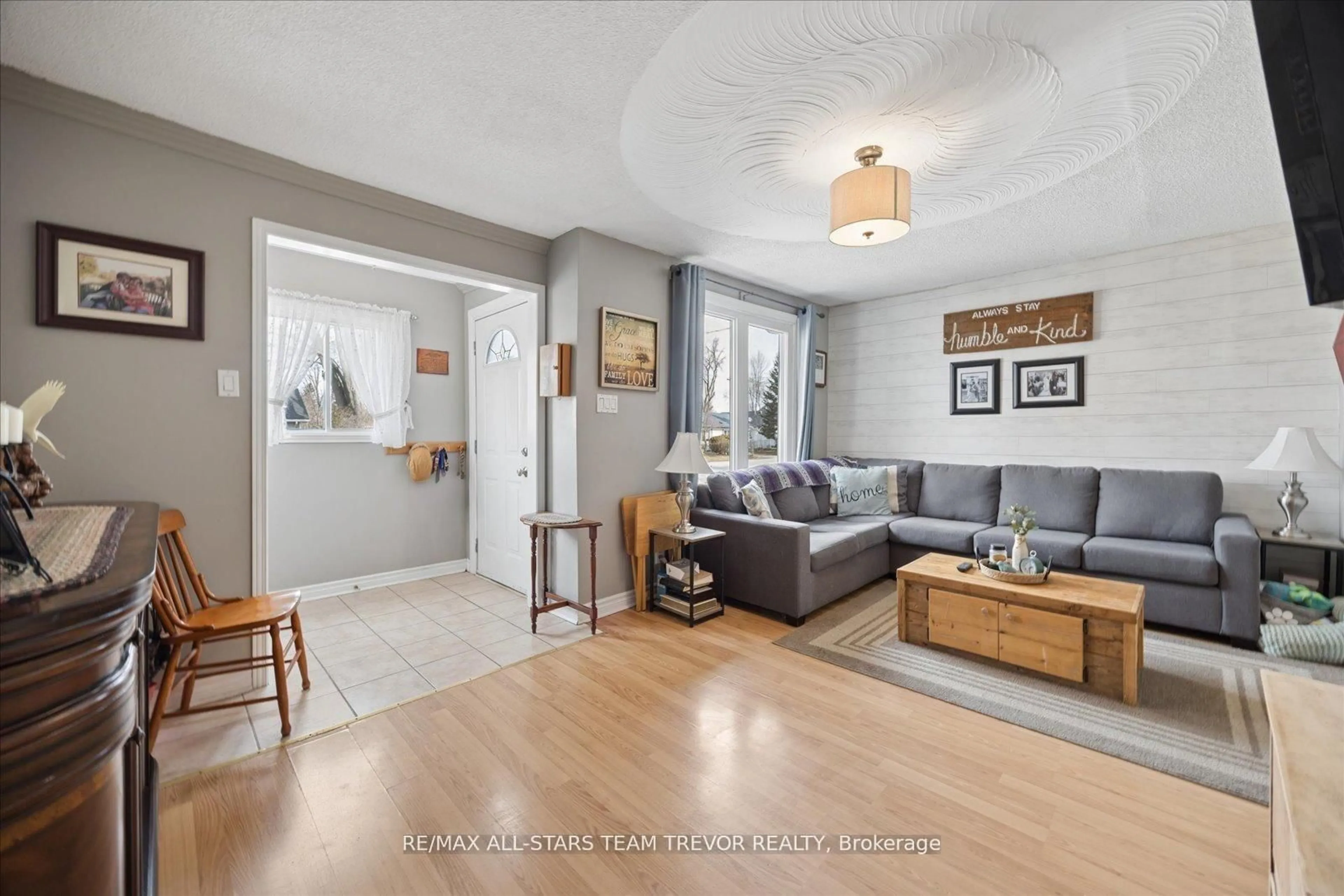 Living room with furniture, unknown for 307 Kenwood Ave, Georgina Ontario L4P 2X6