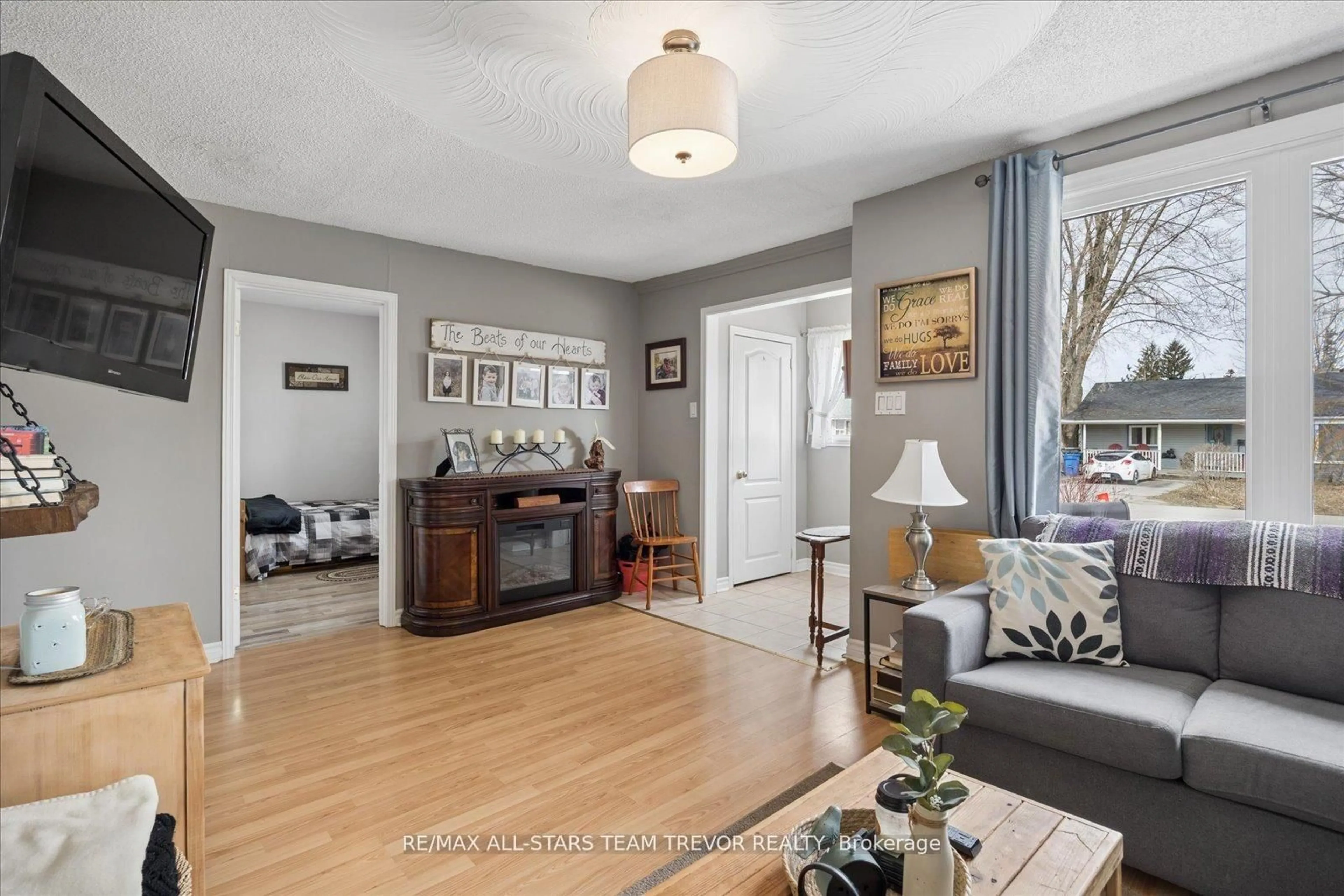 Living room with furniture, unknown for 307 Kenwood Ave, Georgina Ontario L4P 2X6