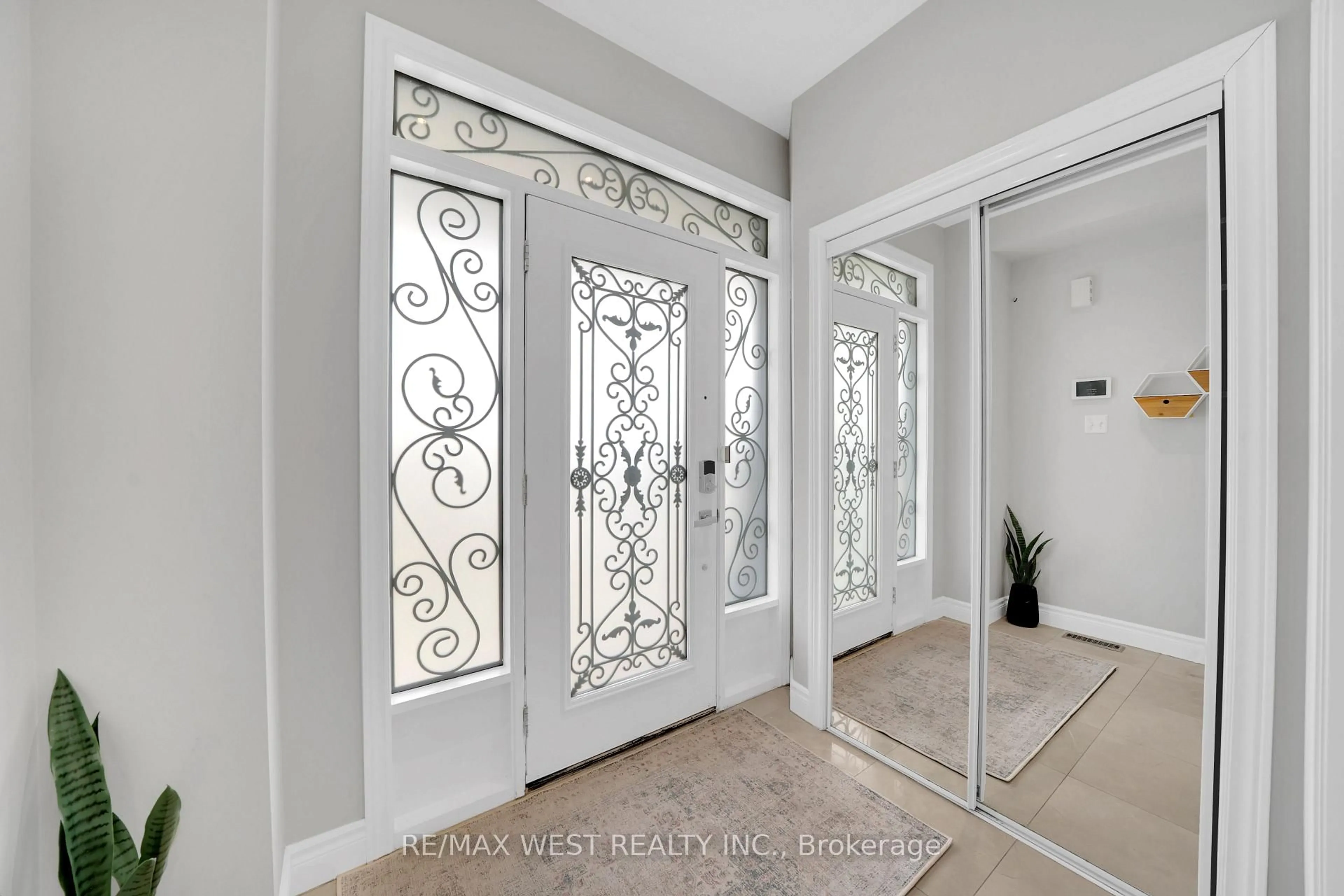 Indoor entryway for 14 Palmette Dr, Richmond Hill Ontario L4E 5A4