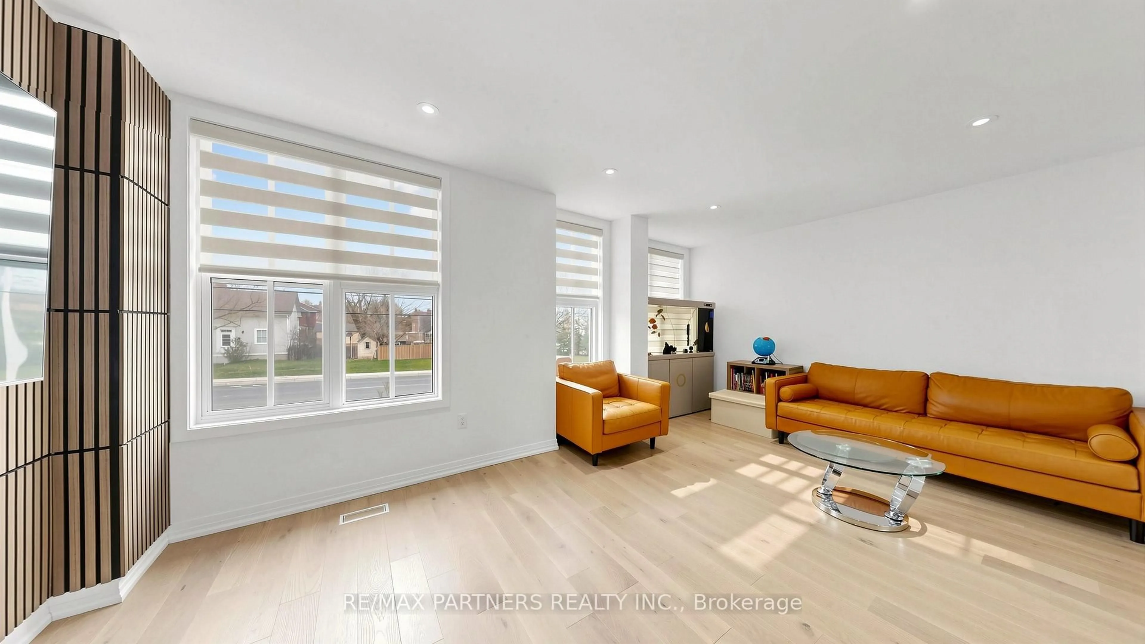 Living room with furniture, unknown for 9092 Woodbine Ave, Markham Ontario L3R 0J8