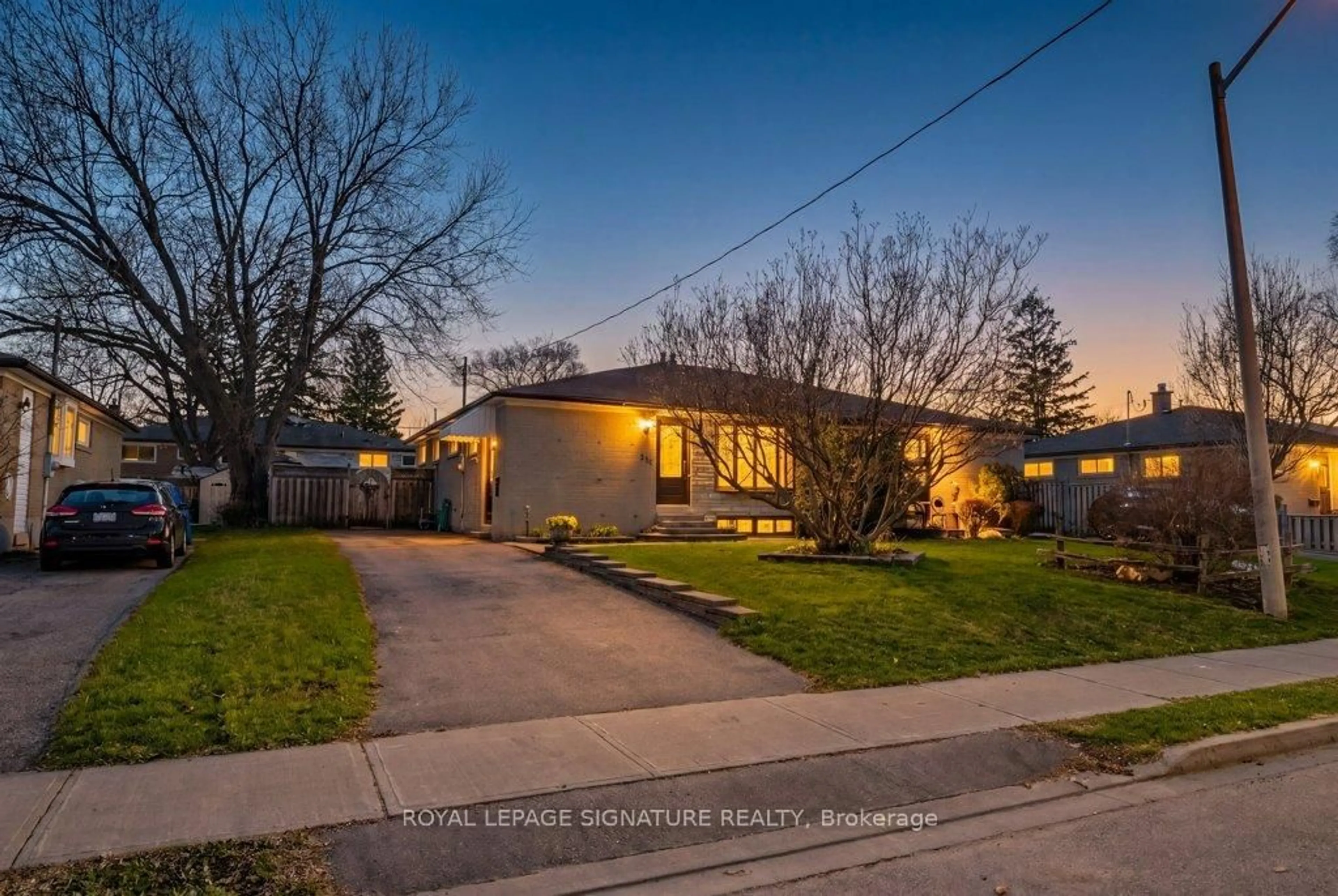 A pic from outside/outdoor area/front of a property/back of a property/a pic from drone, street for 236 Ashlar Rd, Richmond Hill Ontario L4C 2W6