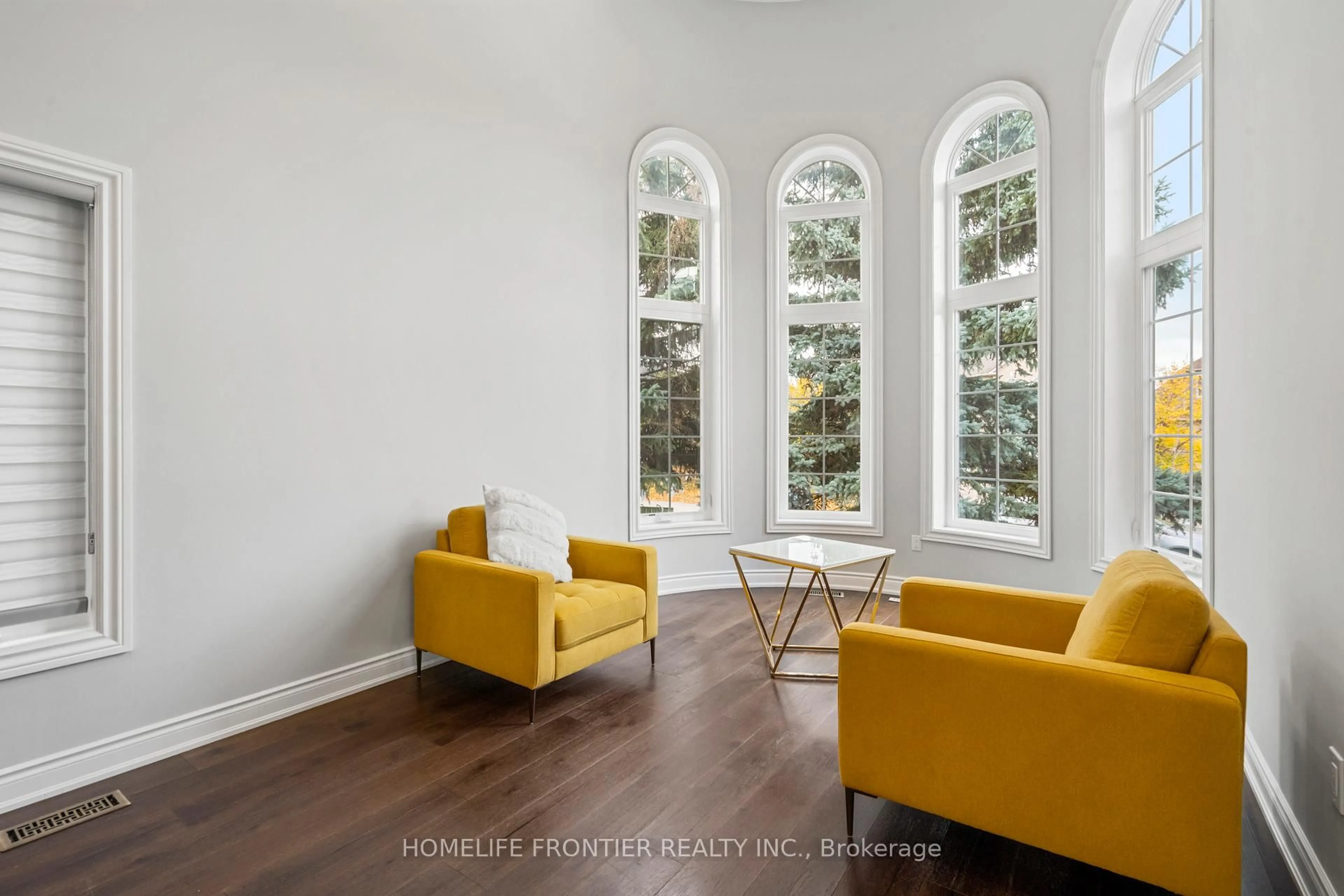 Living room with furniture, unknown for 7 Edenbrook Cres, Richmond Hill Ontario L4B 4B5