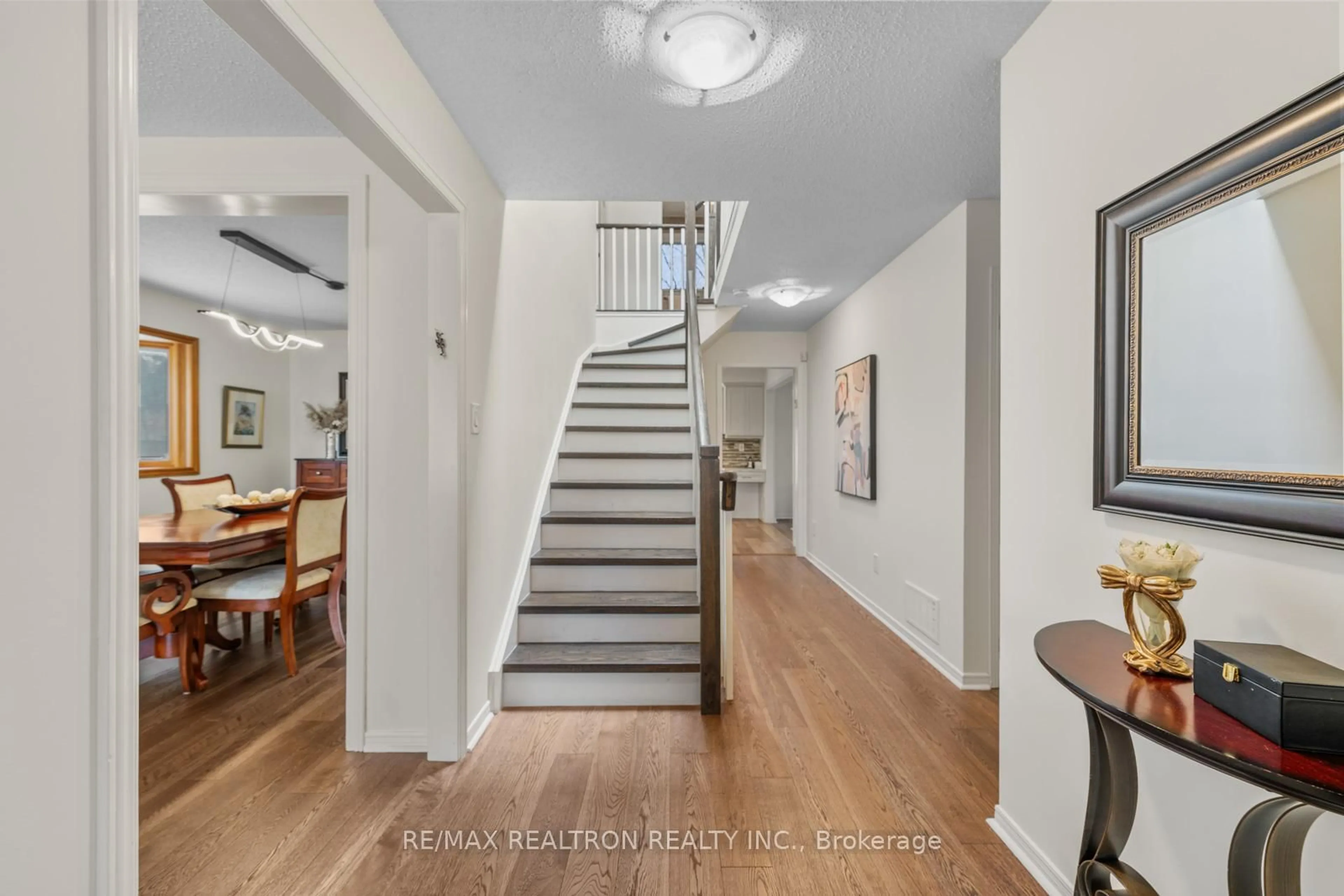 Indoor entryway for 9 WHITTINGTON Crt, Markham Ontario L3T 7C5
