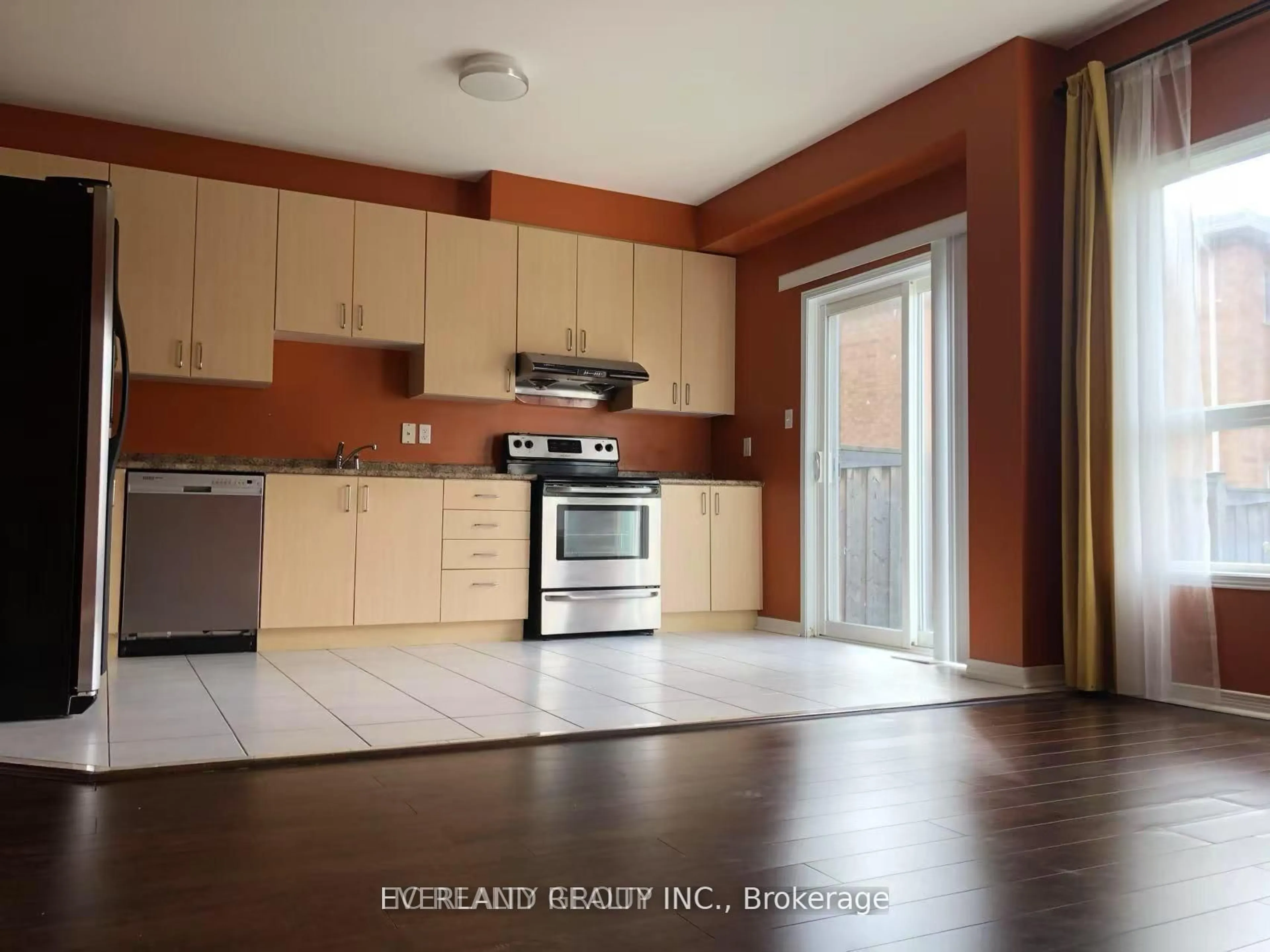 Standard kitchen, wood/laminate floor for 32 Wheelwright Dr, Richmond Hill Ontario L4E 5A4