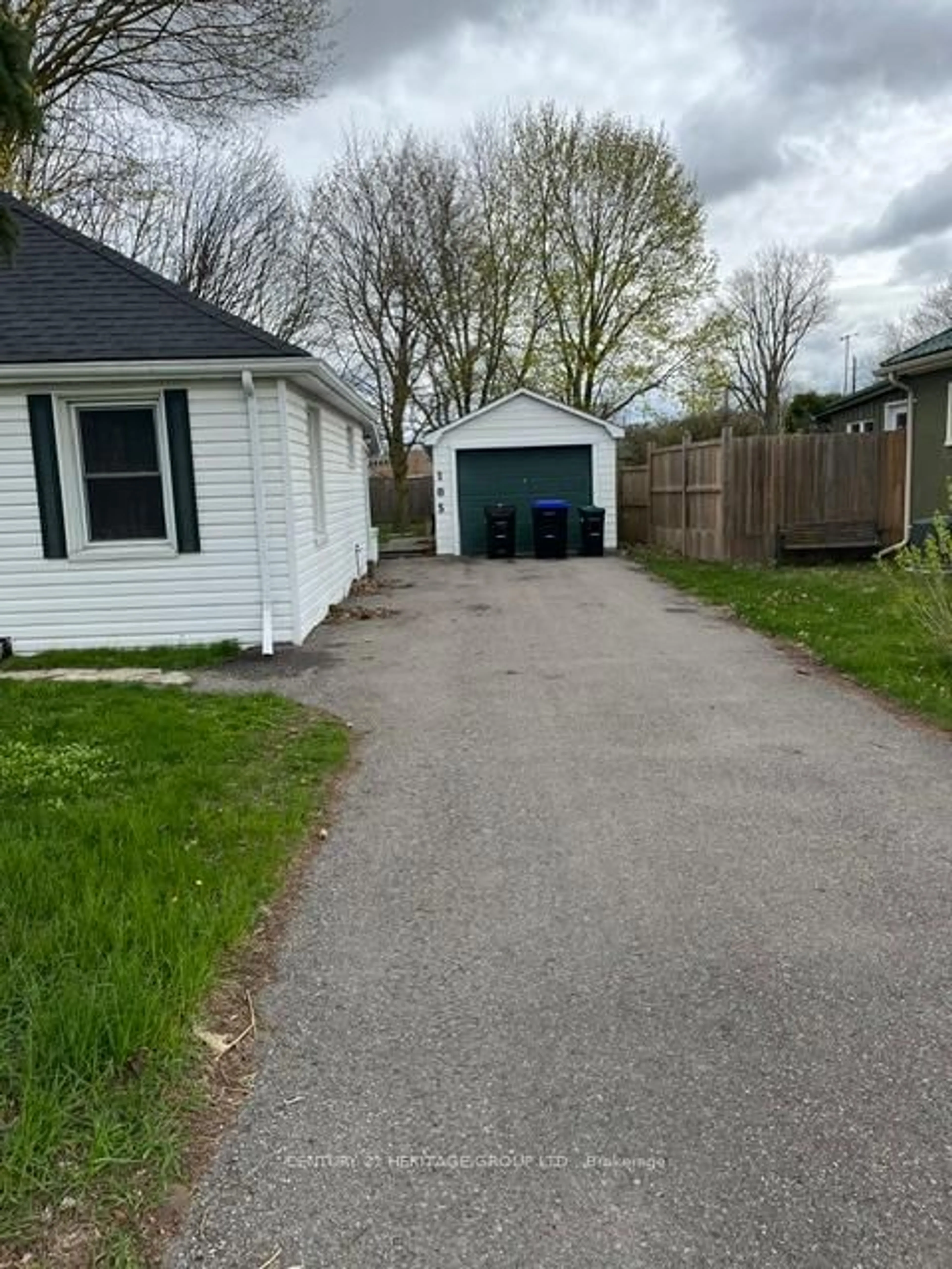 Shed for 105 Paris St, New Tecumseth Ontario L9R 1E4