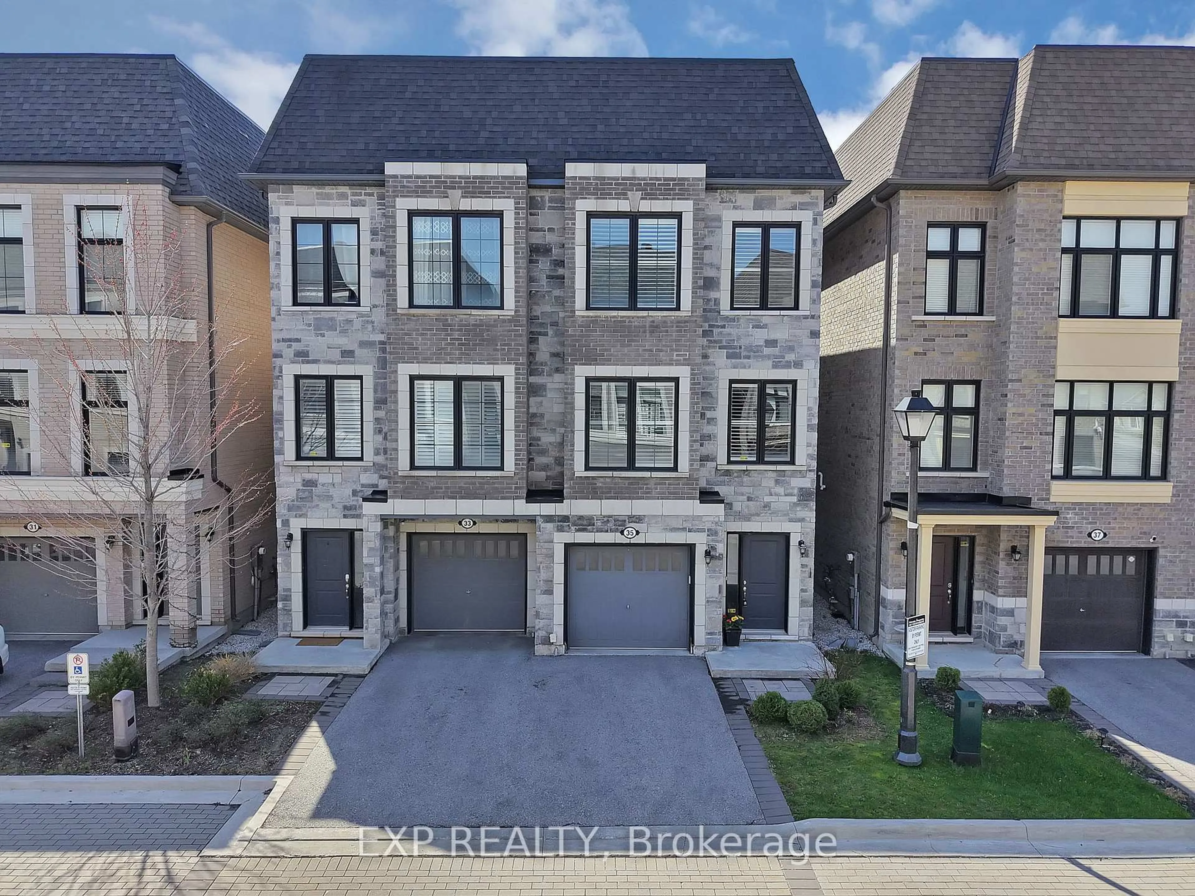 A pic from outside/outdoor area/front of a property/back of a property/a pic from drone, street for 35 Mcgurran Lane, Richmond Hill Ontario L4B 0G8