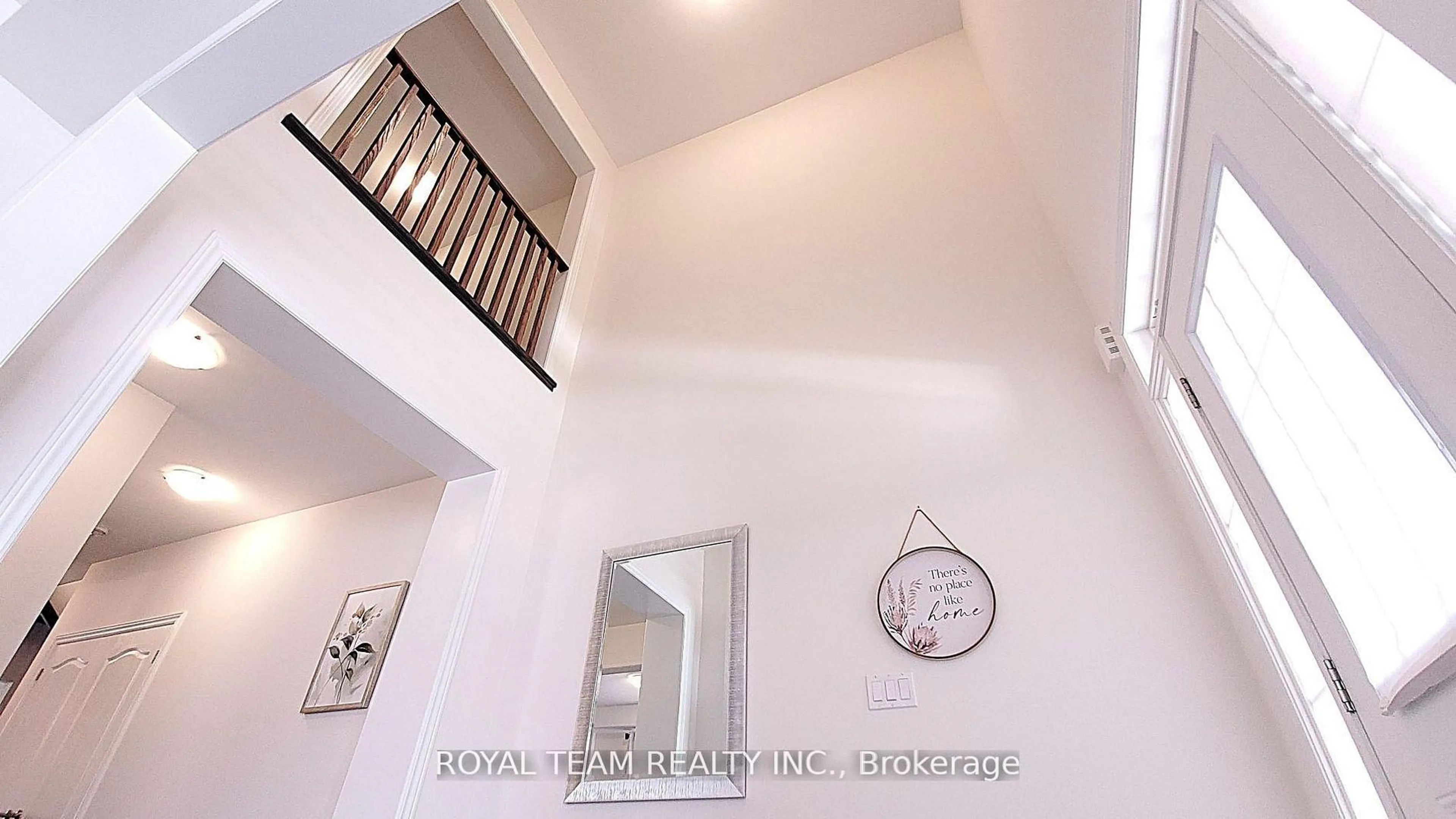 Indoor foyer for 251 Danny Wheeler Blvd, Georgina Ontario L4P 0J9