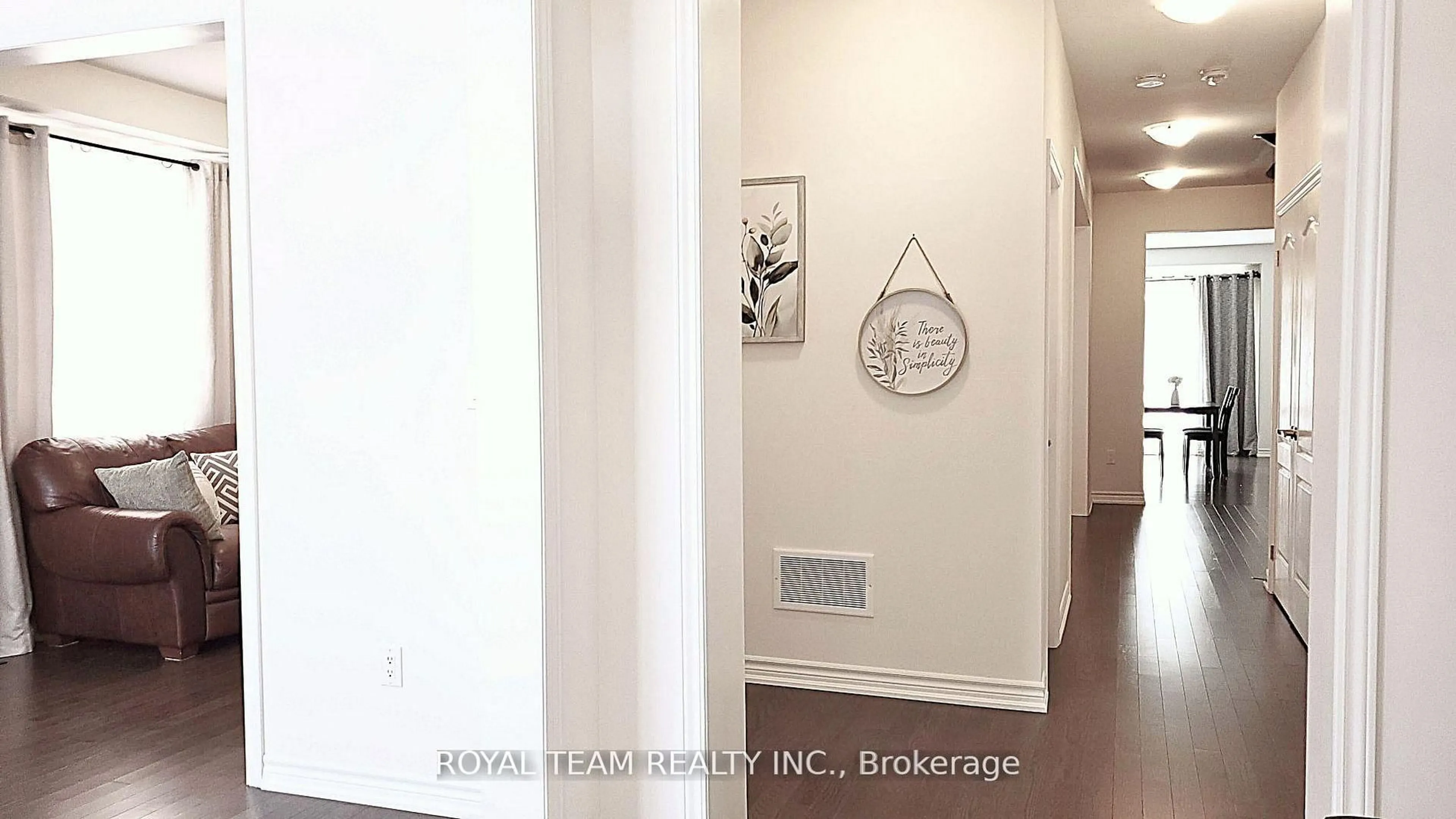 Indoor entryway for 251 Danny Wheeler Blvd, Georgina Ontario L4P 0J9
