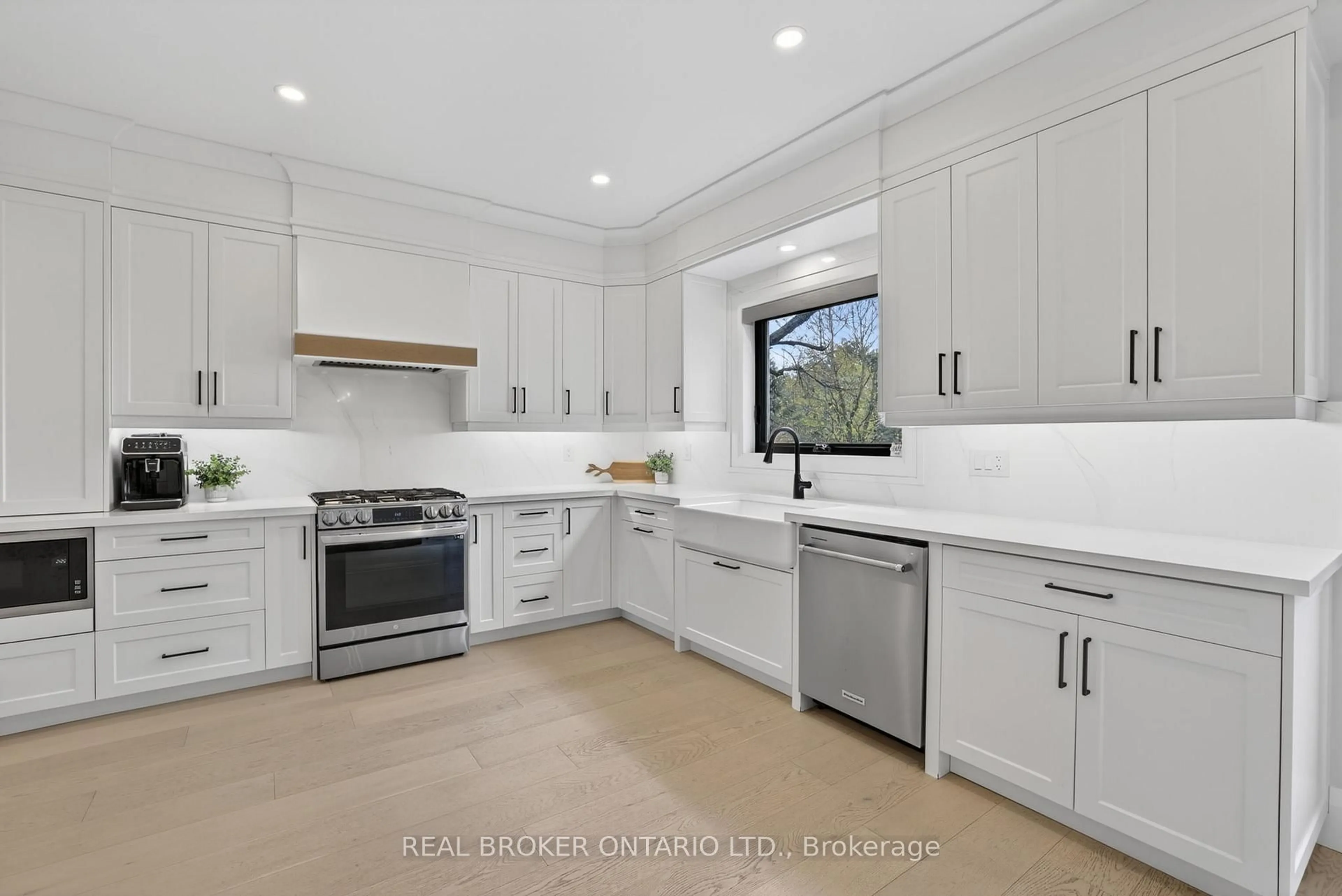 Open concept kitchen, ceramic/tile floor for 8 Mcquaid Crt, East Gwillimbury Ontario L9N 1E8