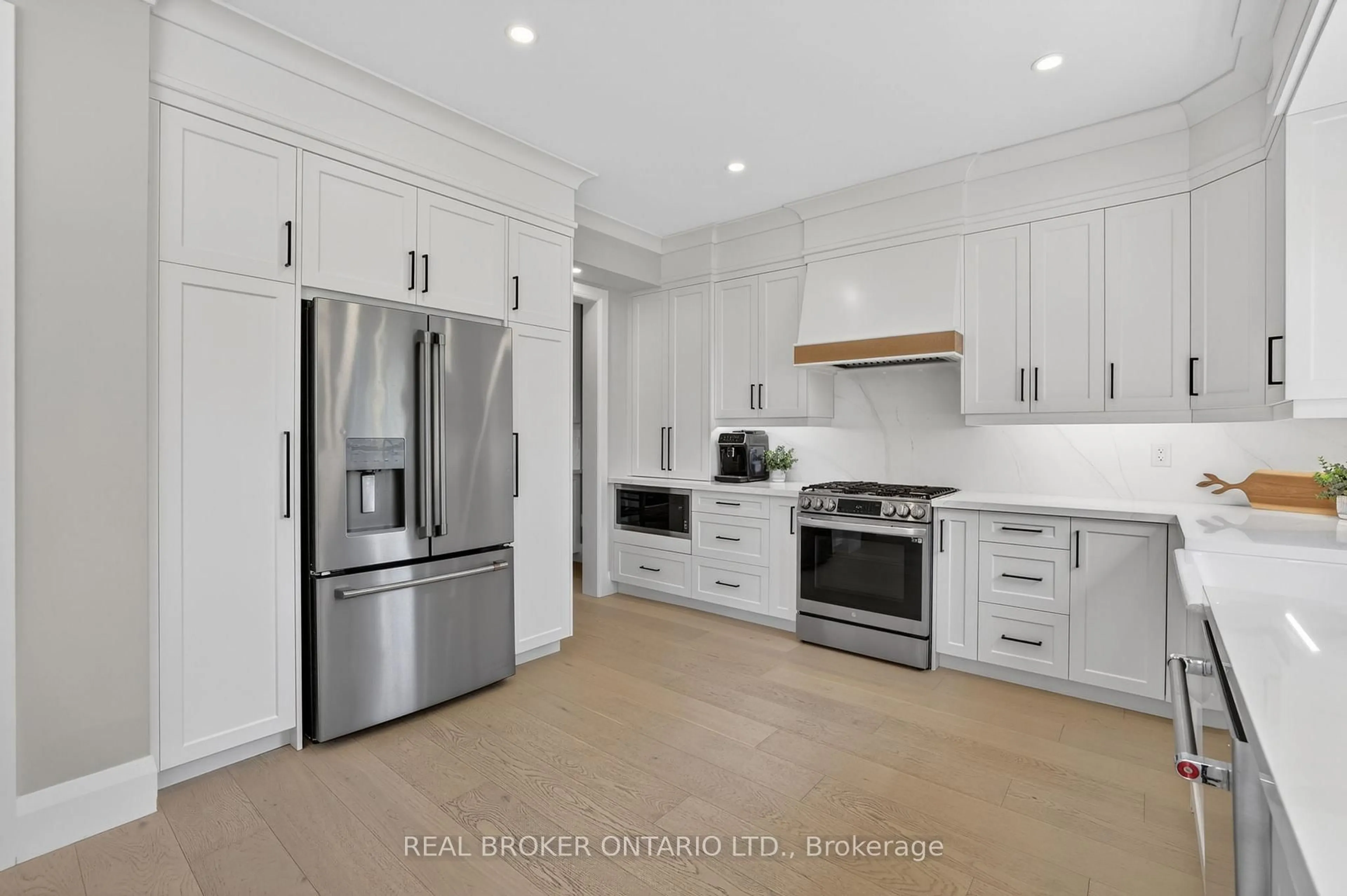 Open concept kitchen, unknown for 8 Mcquaid Crt, East Gwillimbury Ontario L9N 1E8