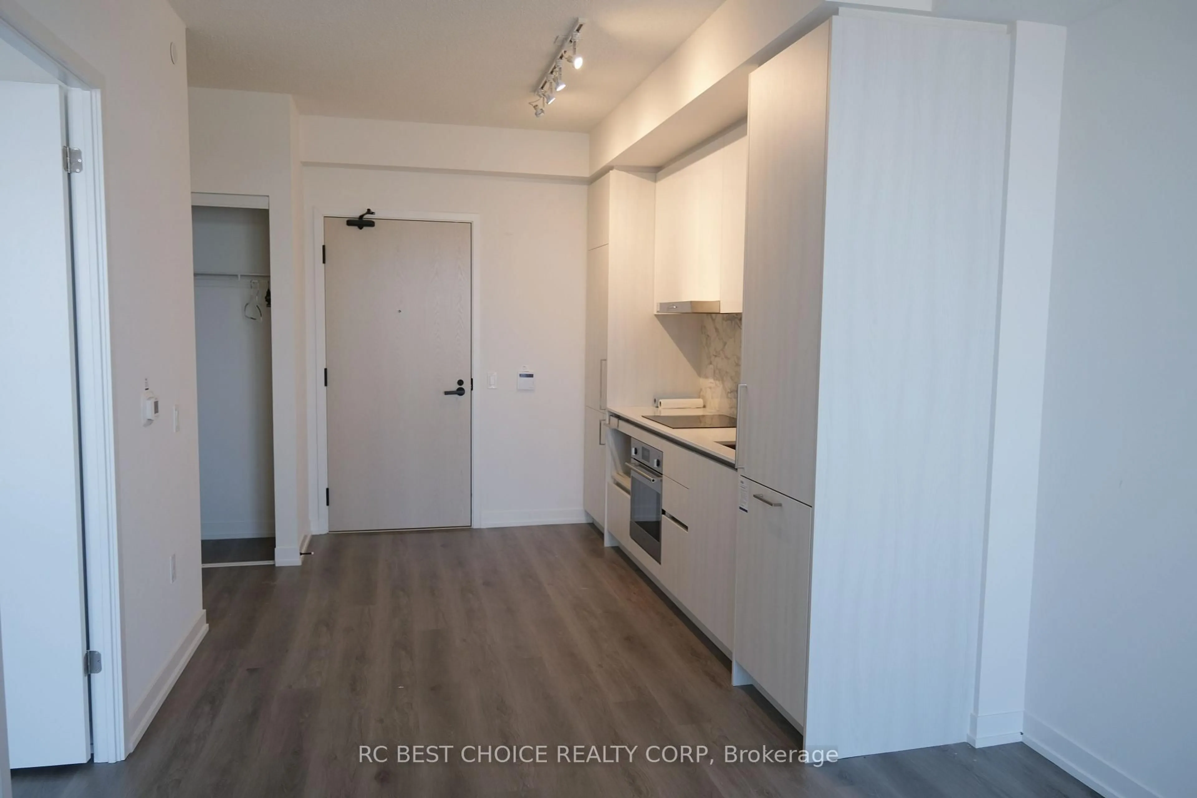 Standard kitchen, wood/laminate floor for 225 Commerce St #5011, Vaughan Ontario L4K 0R1
