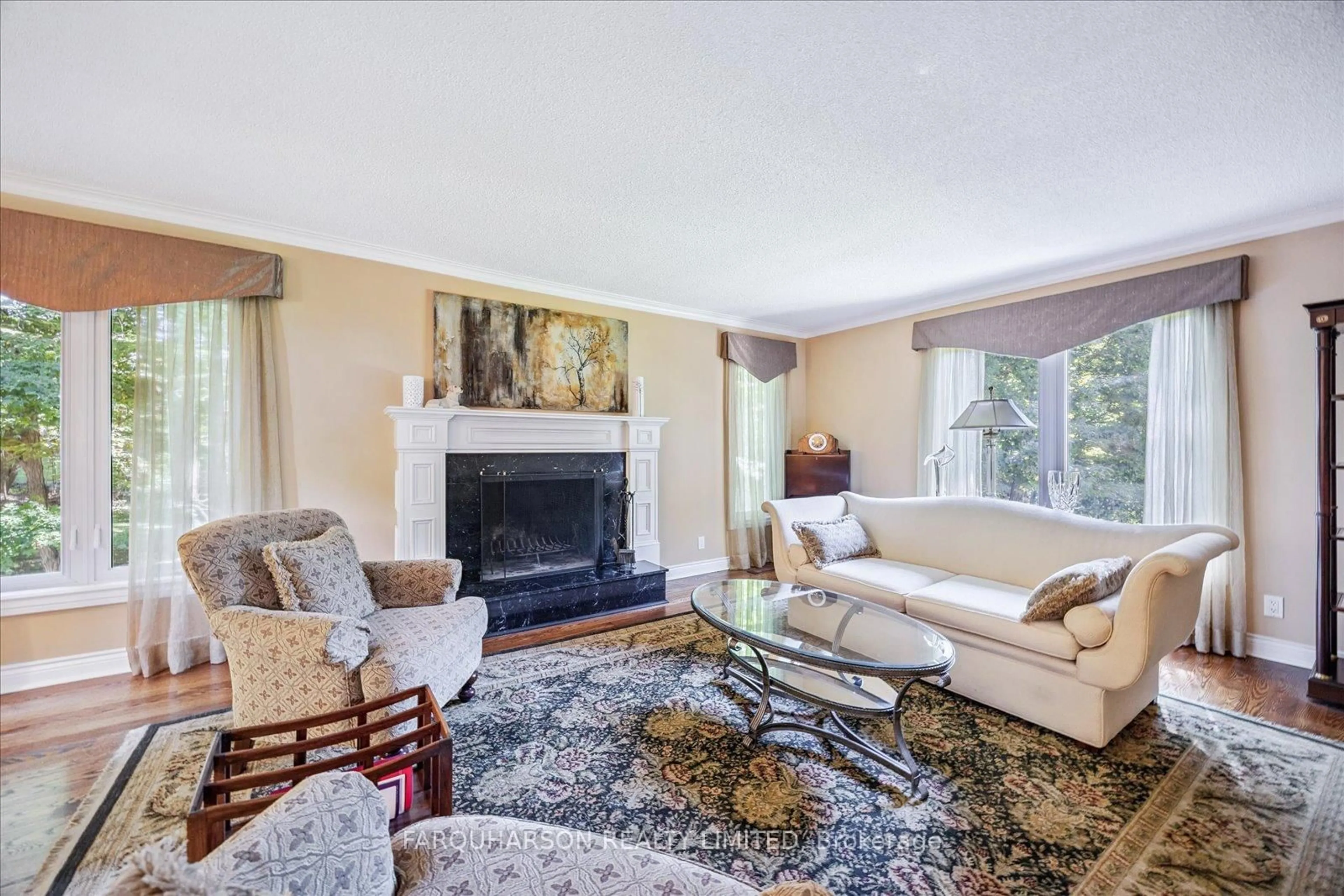 Living room with furniture, carpet floor for 15 Skyridge Crt, Whitchurch-Stouffville Ontario L4A 2C4