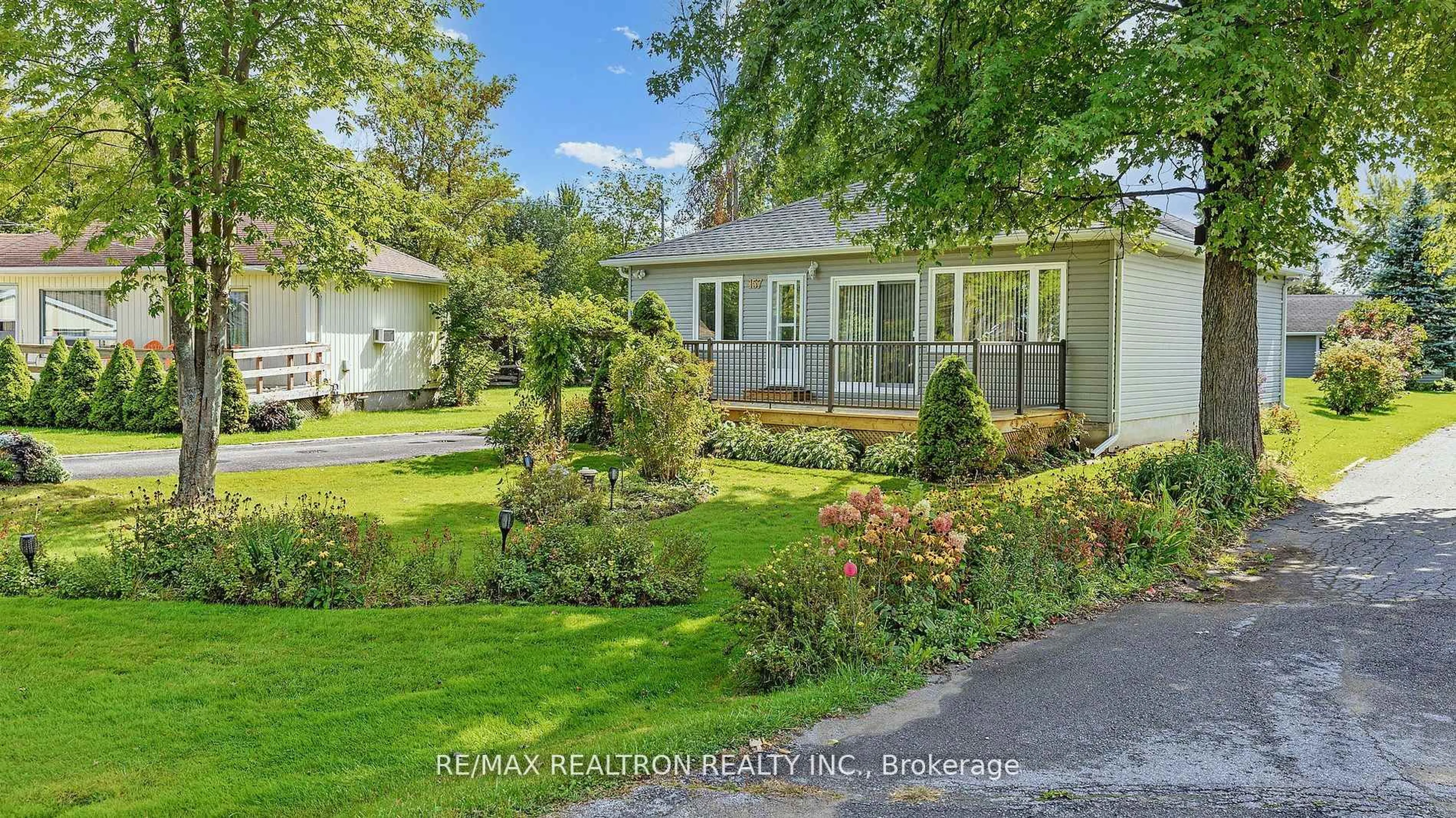 A pic from outside/outdoor area/front of a property/back of a property/a pic from drone, street for 157 Woodfield Dr, Georgina Ontario L0E 1N0