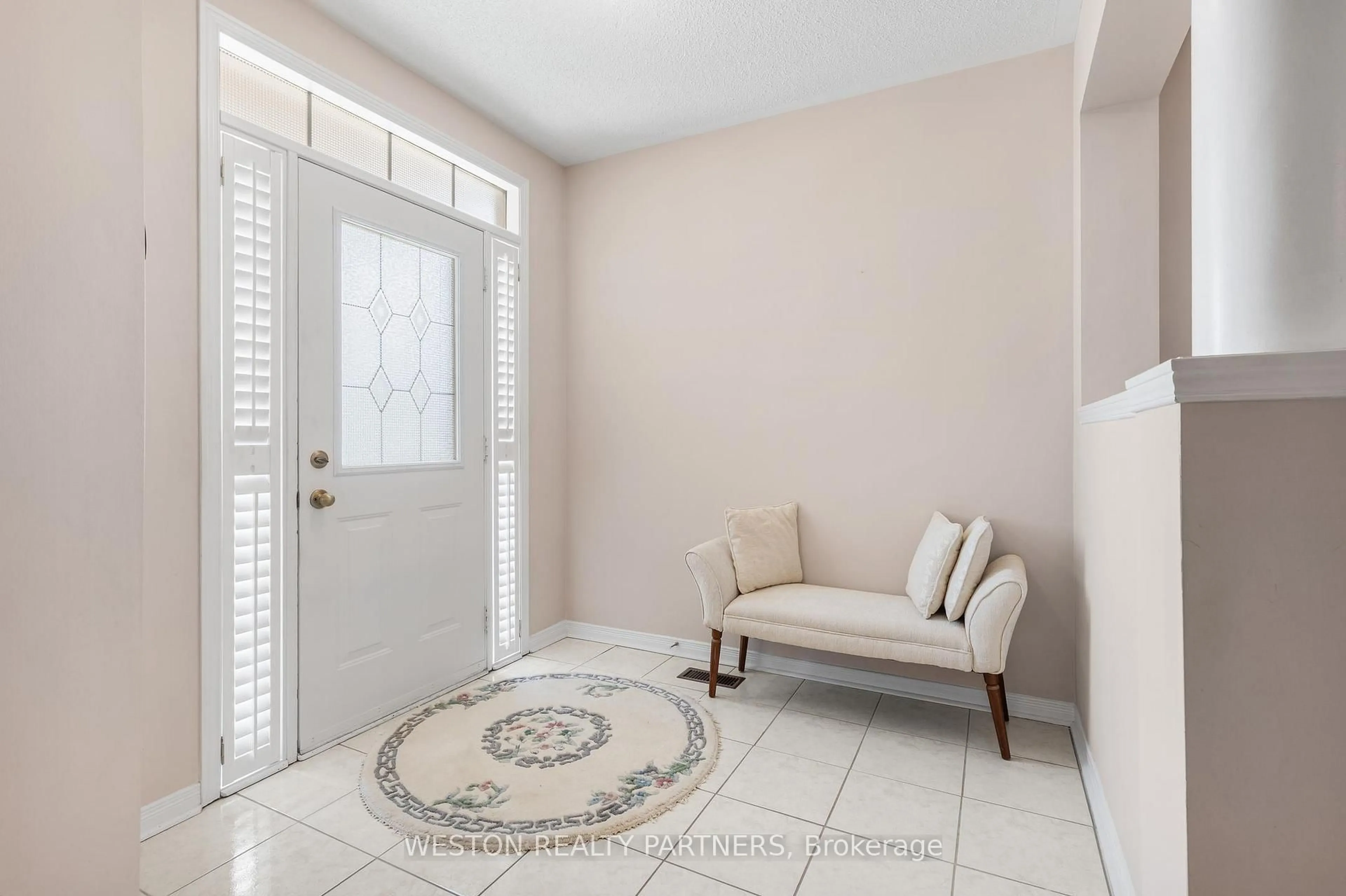 Indoor entryway for 142 Trail Ridge Lane, Markham Ontario L6C 2C5