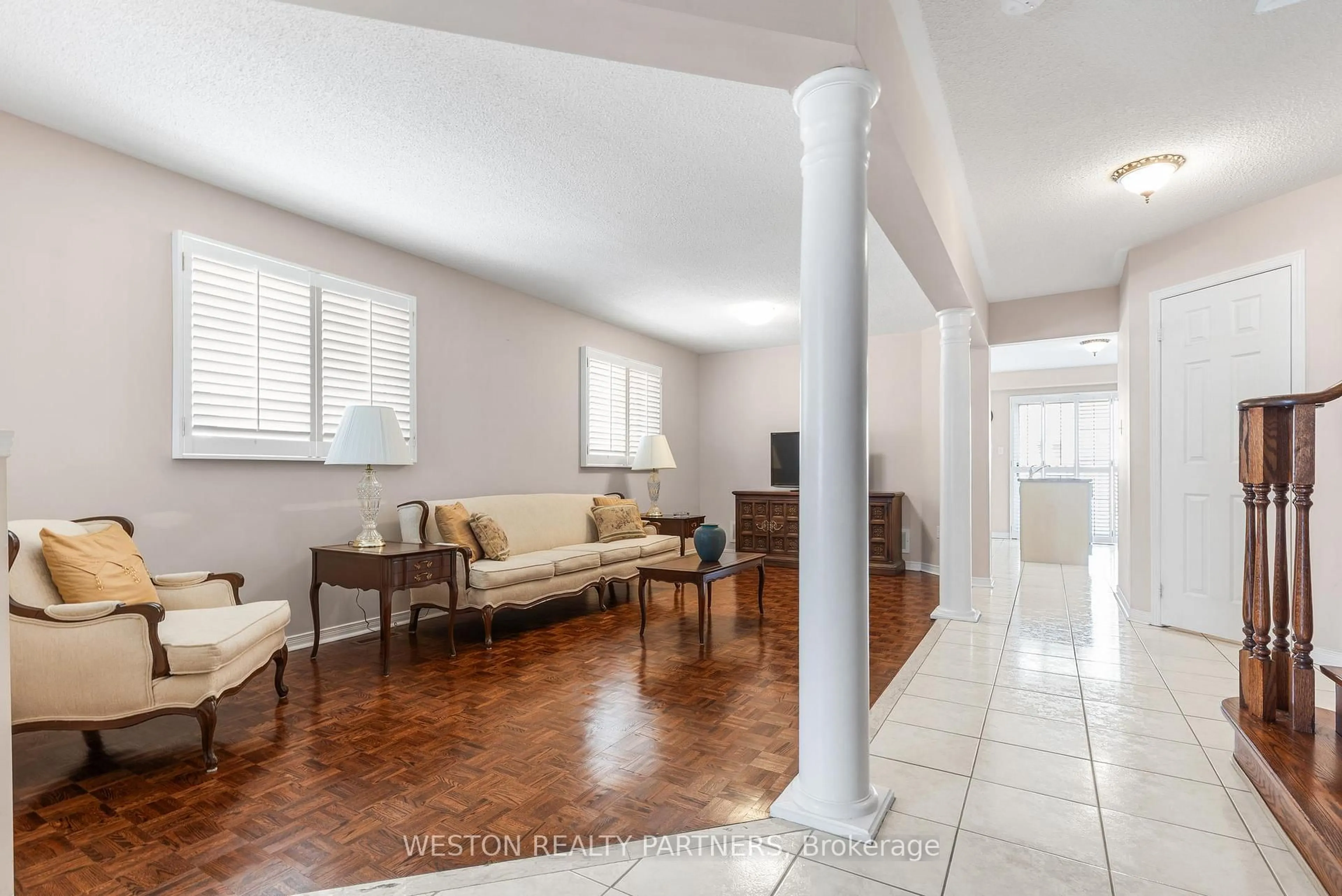 Indoor foyer for 142 Trail Ridge Lane, Markham Ontario L6C 2C5