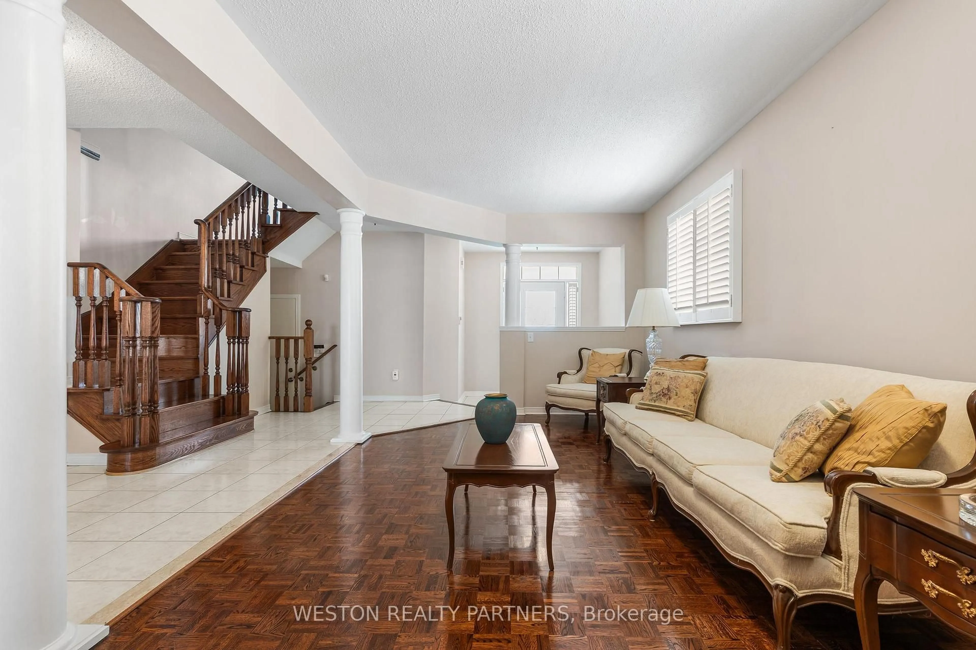 Indoor foyer for 142 Trail Ridge Lane, Markham Ontario L6C 2C5