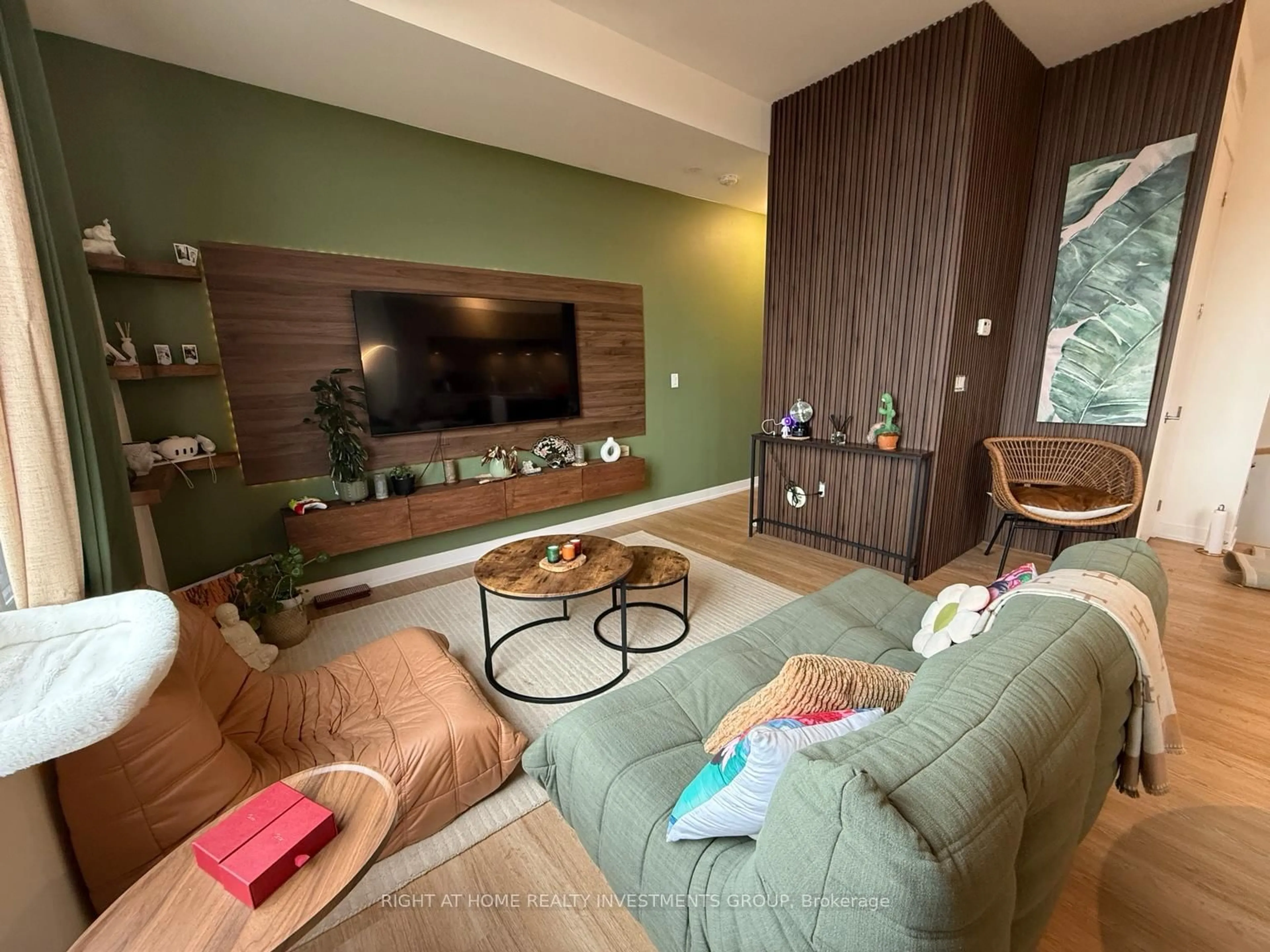 Living room with furniture, wood/laminate floor for 5 Steckley House Lane #714, Richmond Hill Ontario L4S 1M4