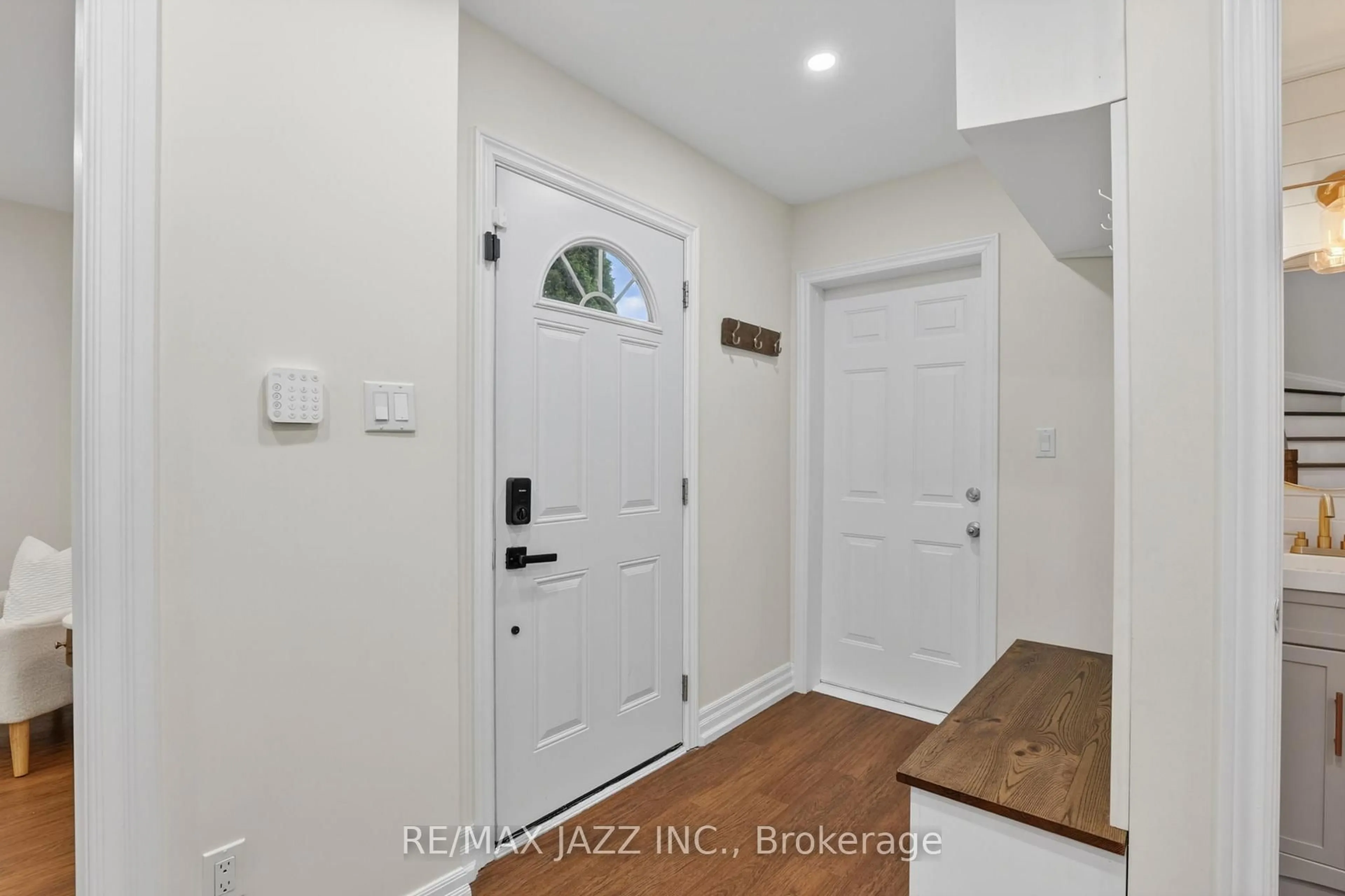 Indoor entryway for 67 McKnight Cres, New Tecumseth Ontario L0G 1W0