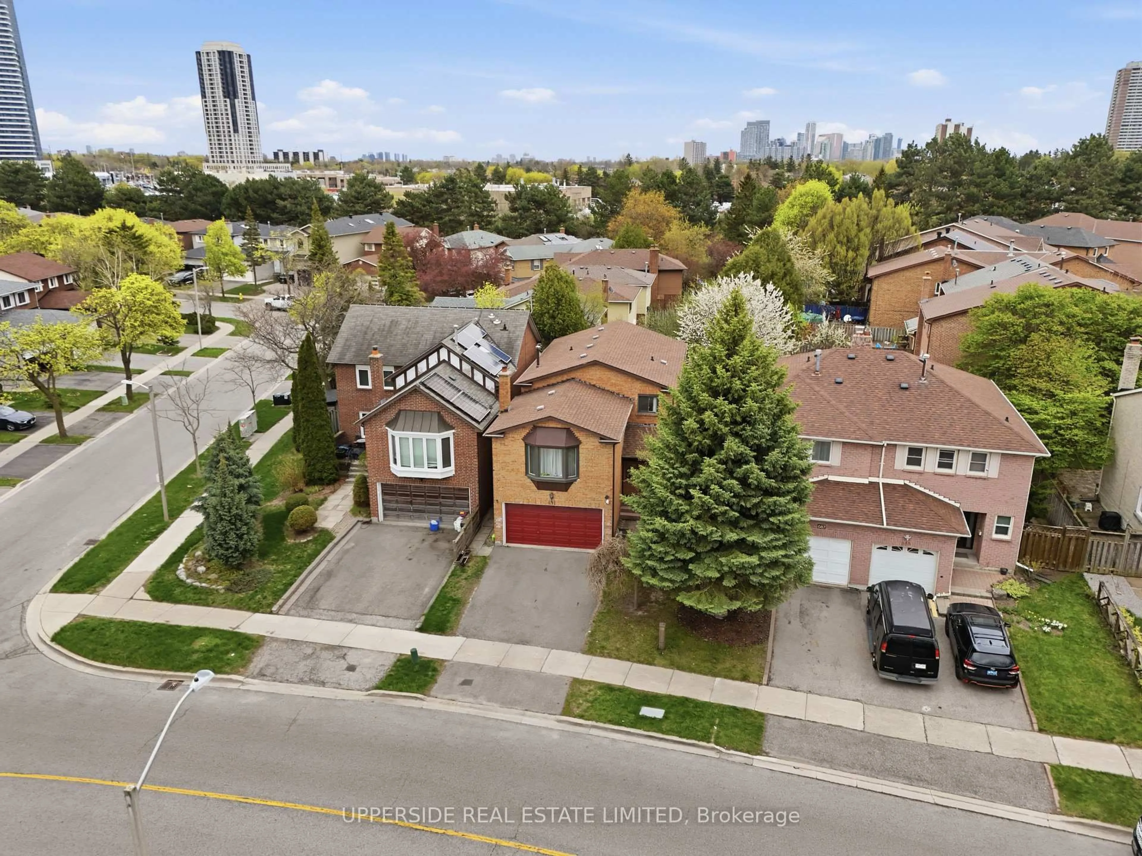 A pic from outside/outdoor area/front of a property/back of a property/a pic from drone, street for 691 York Hill Blvd, Vaughan Ontario L4J 5G4