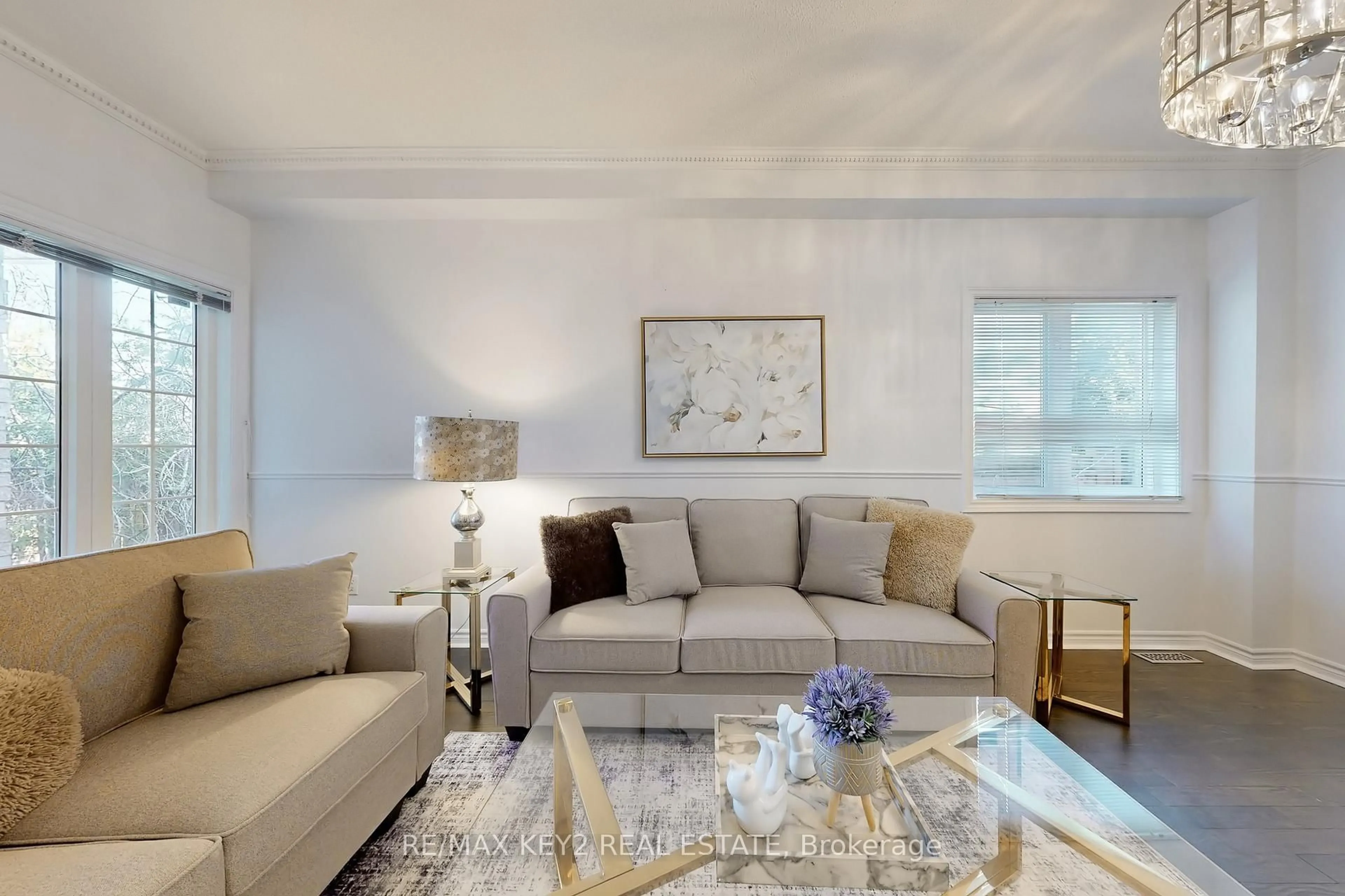 Living room with furniture, unknown for 29 Woodhaven Cres, Richmond Hill Ontario L4E 3T1