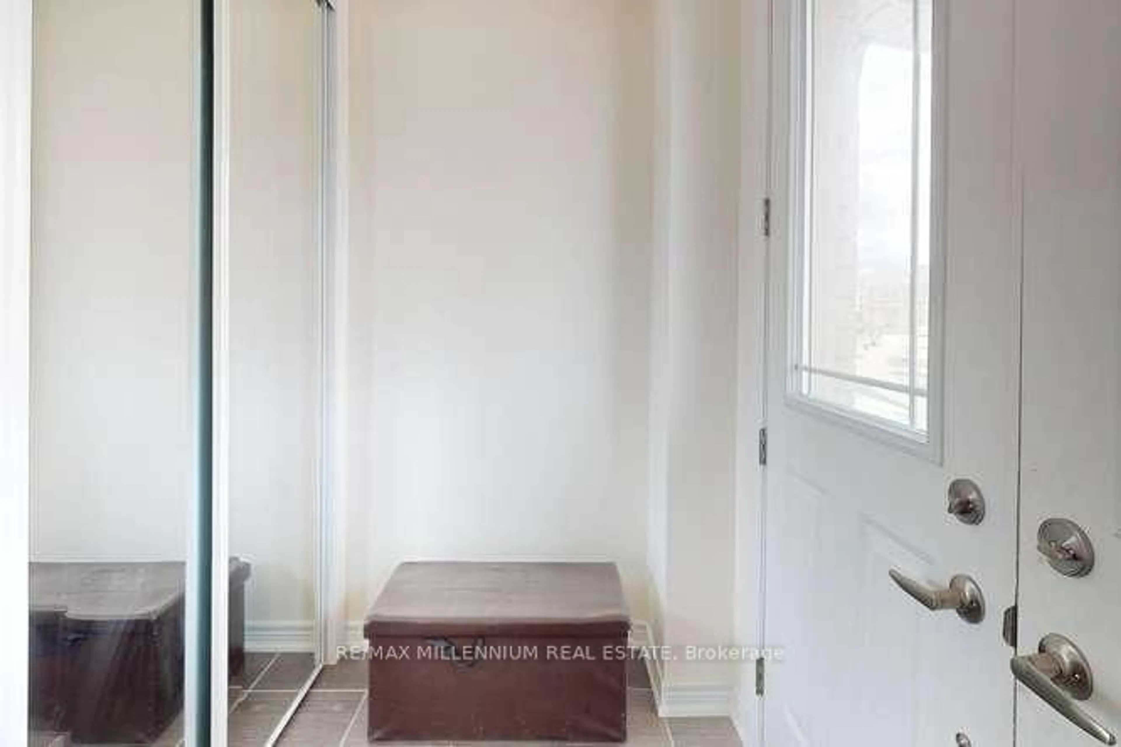 Indoor entryway for 8 Tomporowski Tr, New Tecumseth Ontario L9R 0T9