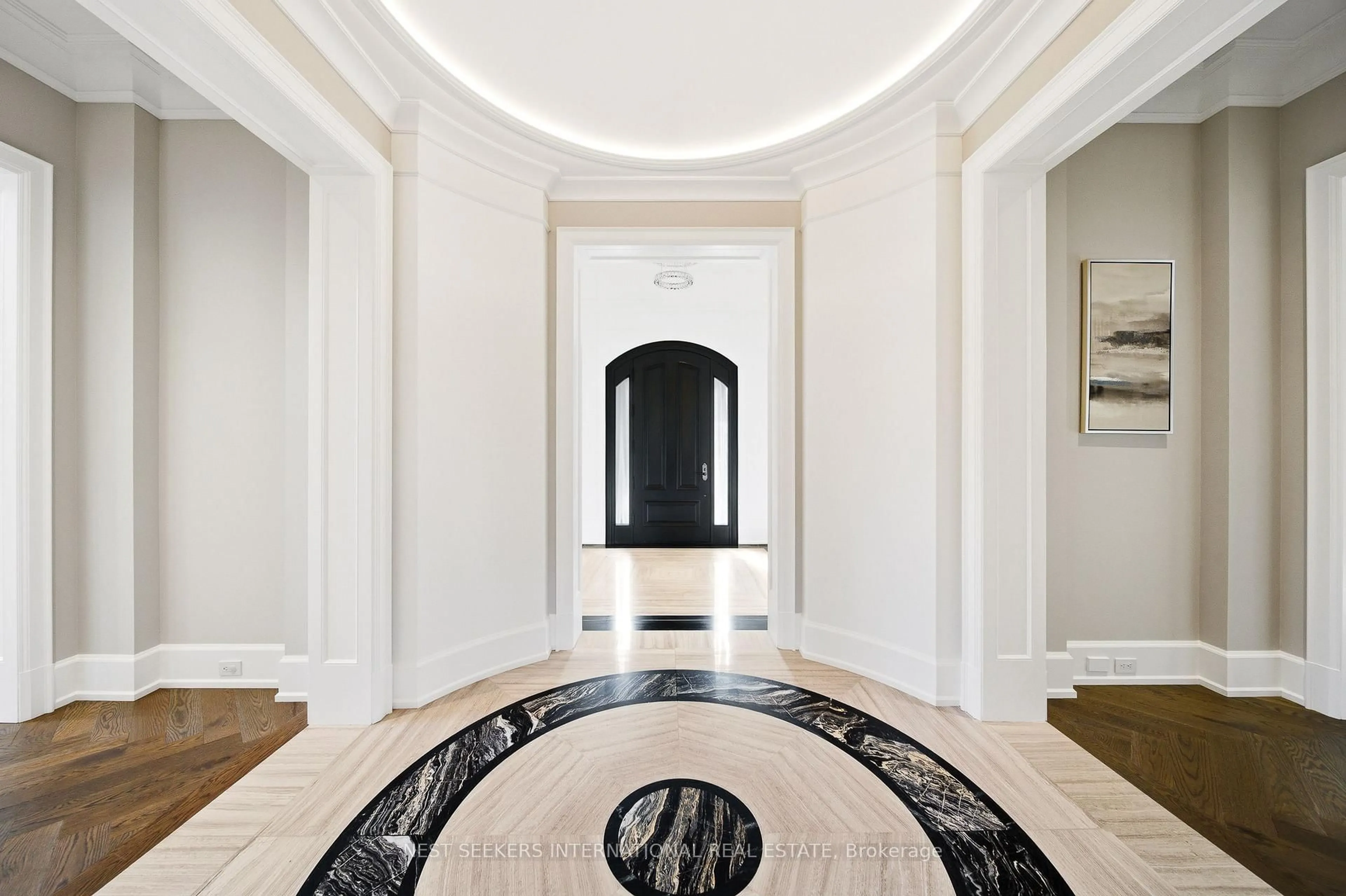 Indoor foyer for 142 Manitou Dr, King Ontario L7B 1E7