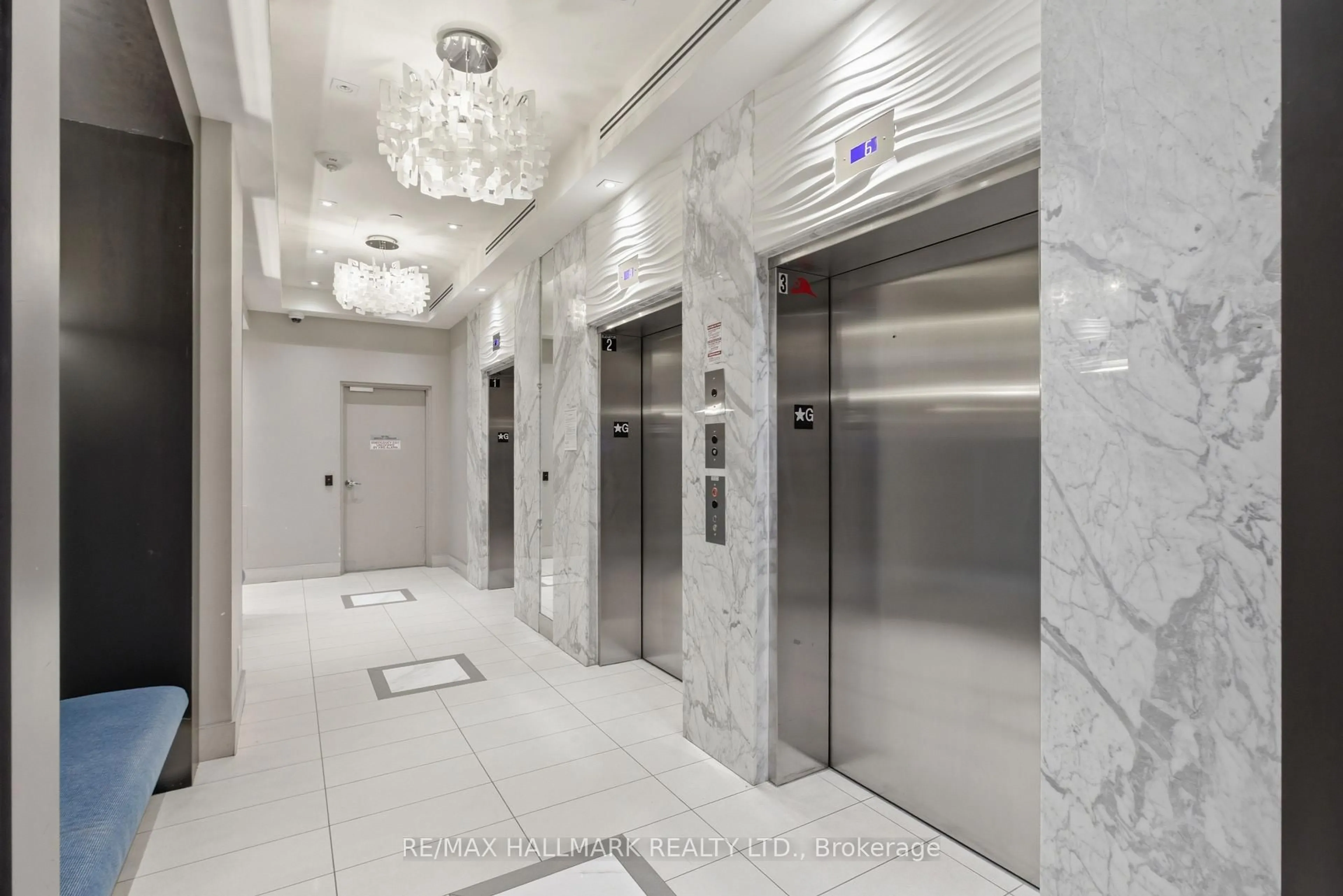 Indoor foyer for 9608 Yonge St #1112A, Richmond Hill Ontario L4C 1V6