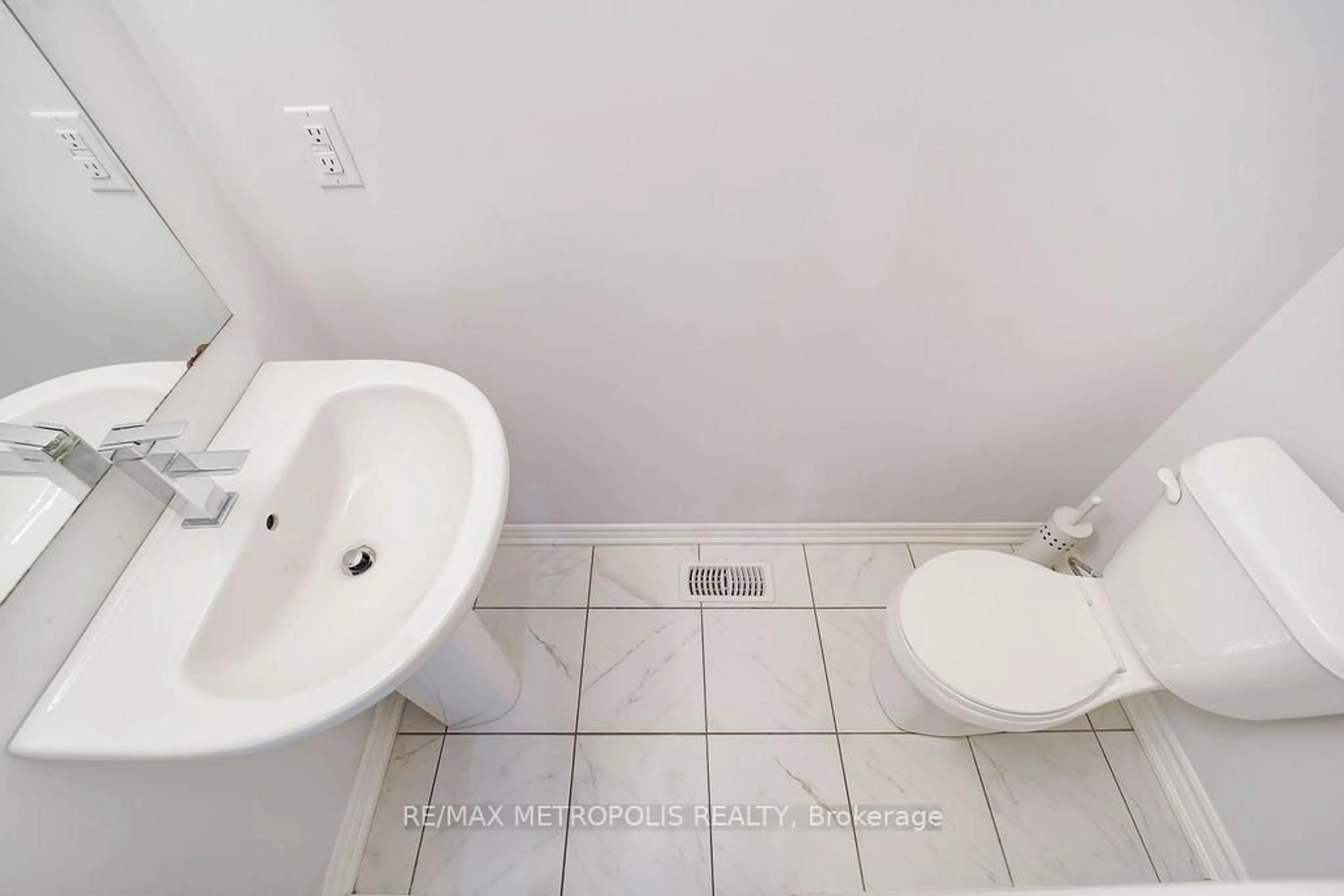 Standard bathroom, unknown for 22 Haskins Cres, Georgina Ontario L4P 0H4