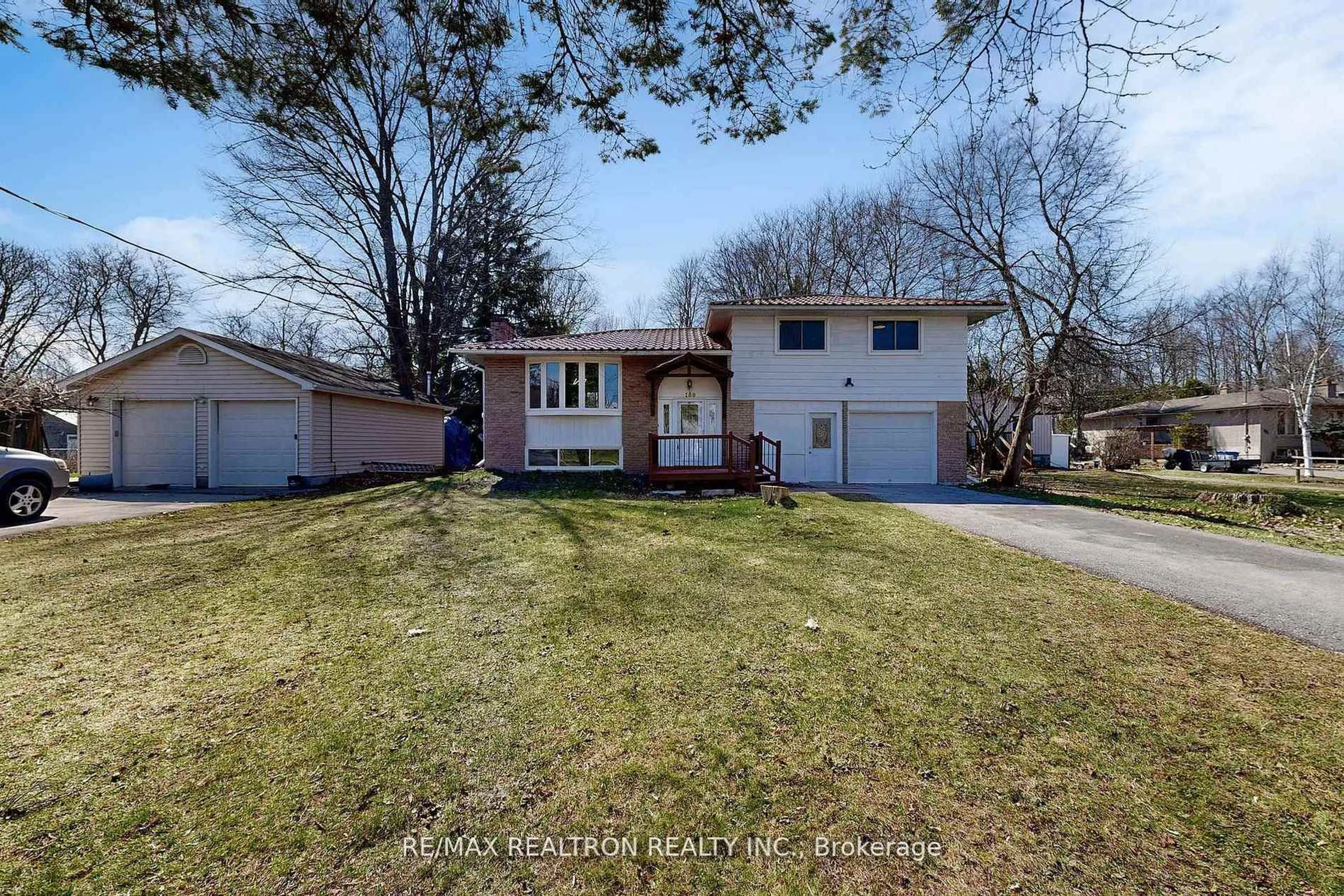 A pic from outside/outdoor area/front of a property/back of a property/a pic from drone, street for 100 River Dr, East Gwillimbury Ontario L9N 1A4