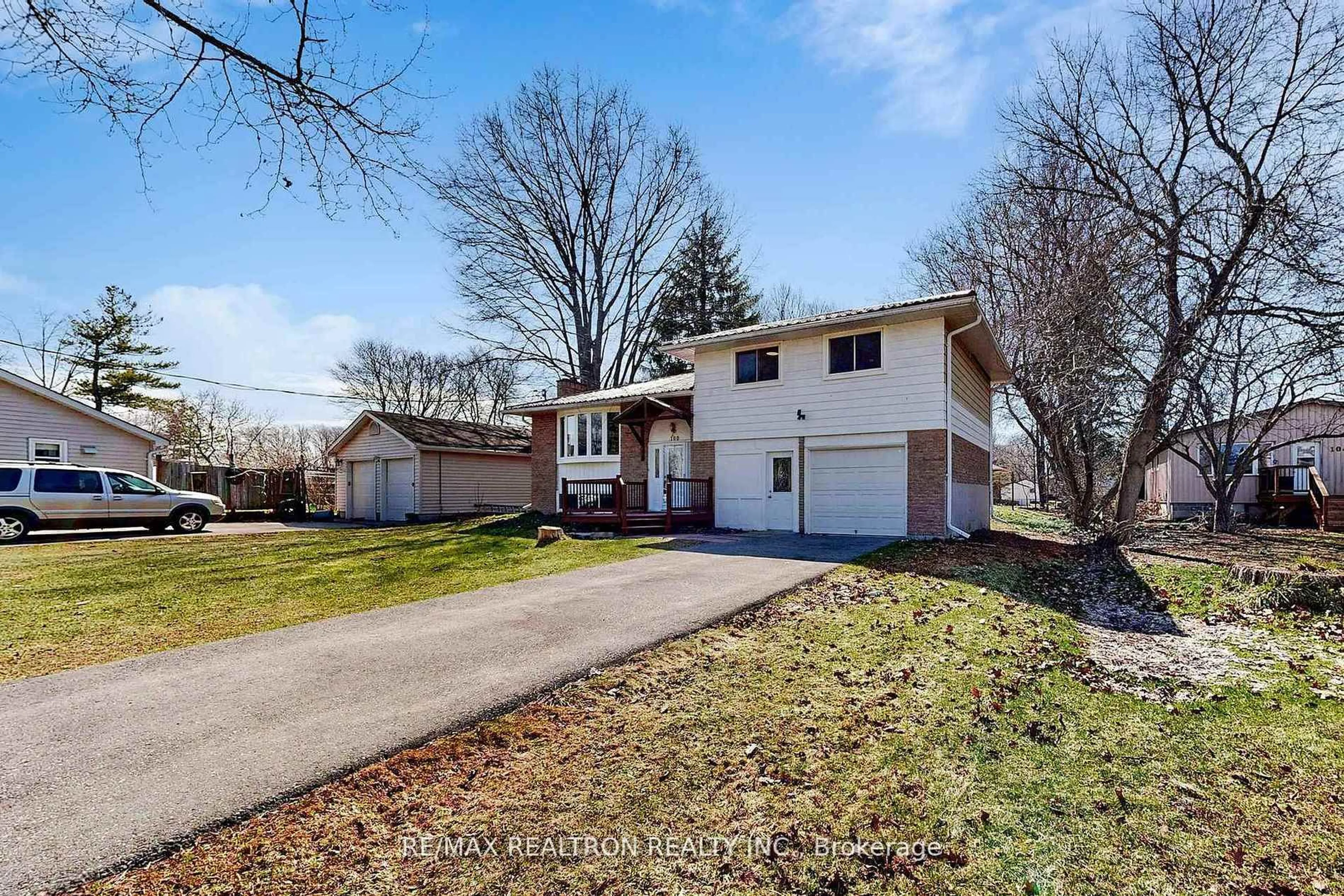 A pic from outside/outdoor area/front of a property/back of a property/a pic from drone, street for 100 River Dr, East Gwillimbury Ontario L9N 1A4