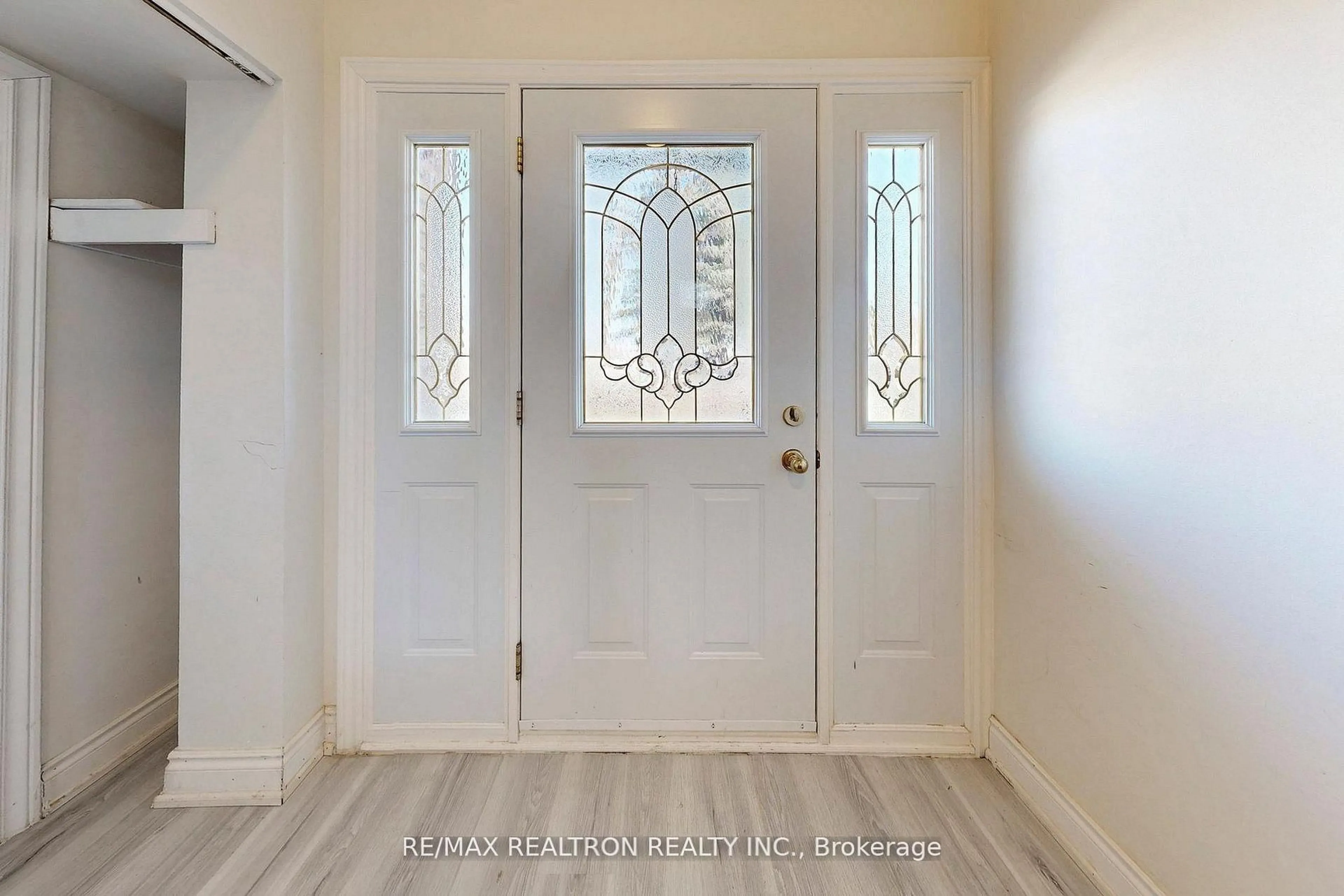 Indoor entryway for 100 River Dr, East Gwillimbury Ontario L9N 1A4