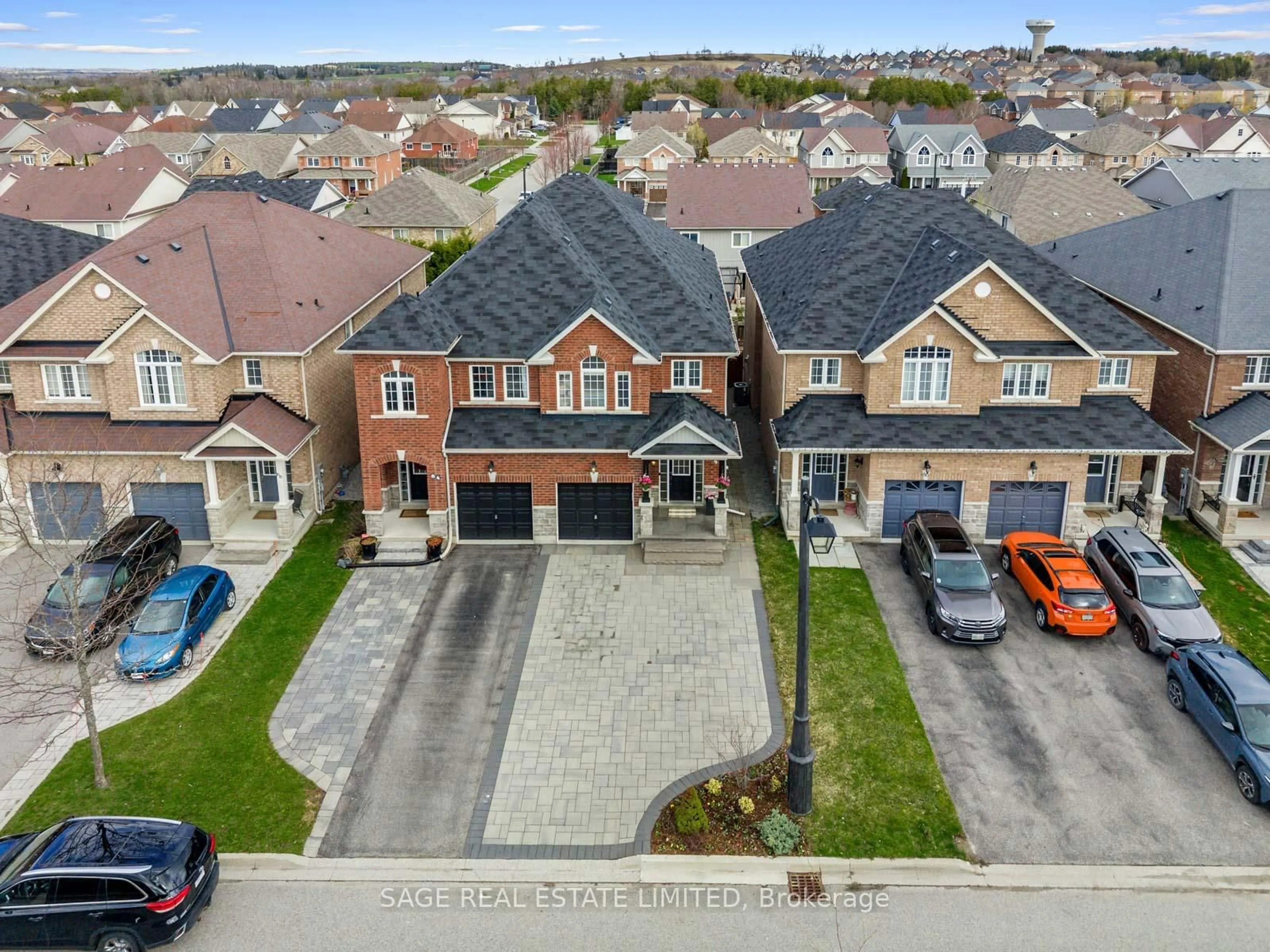 A pic from outside/outdoor area/front of a property/back of a property/a pic from drone, street for 62 Donald Stewart Cres, East Gwillimbury Ontario L0G 1M0
