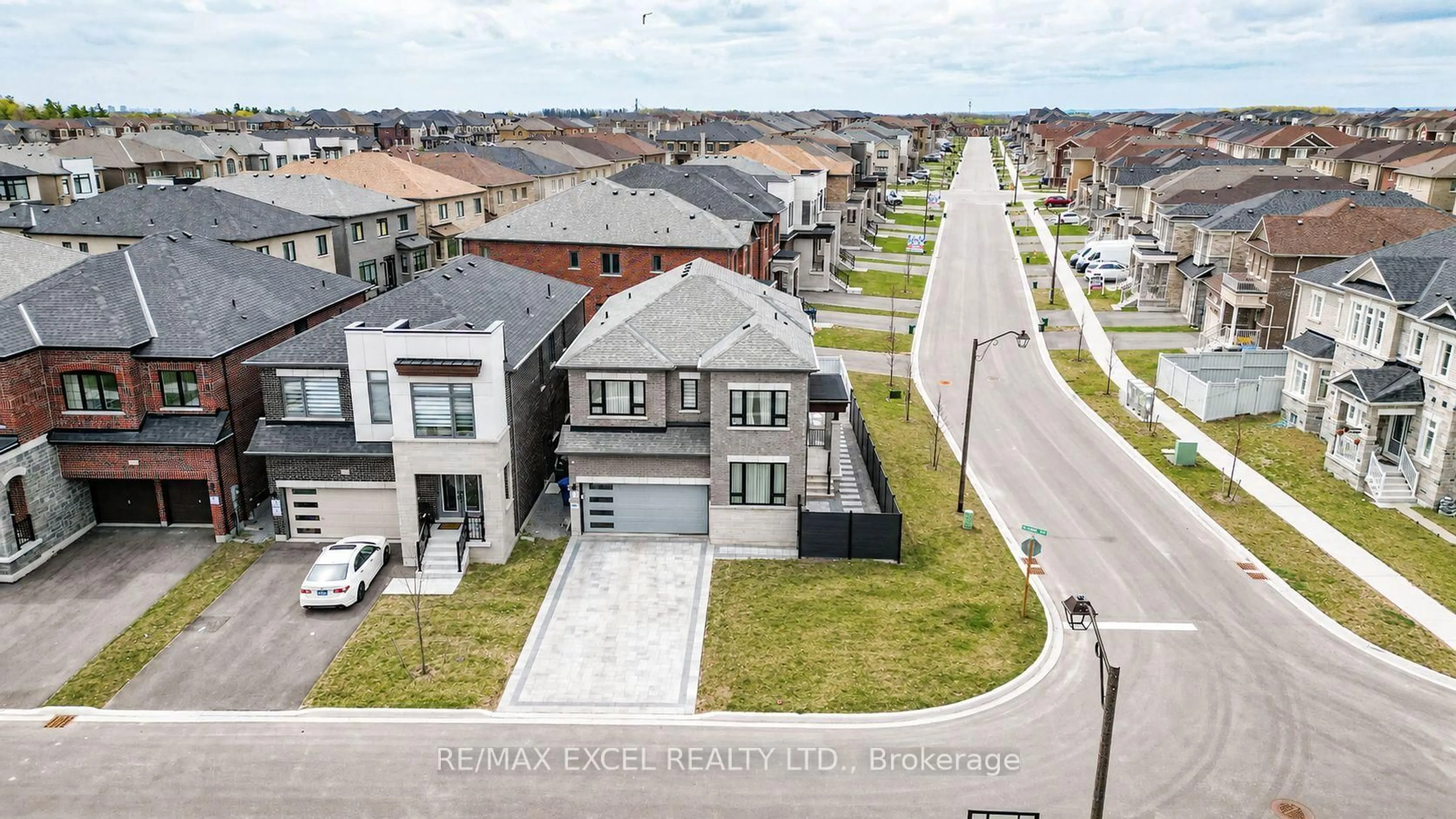 A pic from outside/outdoor area/front of a property/back of a property/a pic from drone, street for 231 Fallharvest Way, Whitchurch-Stouffville Ontario L4A 5C2