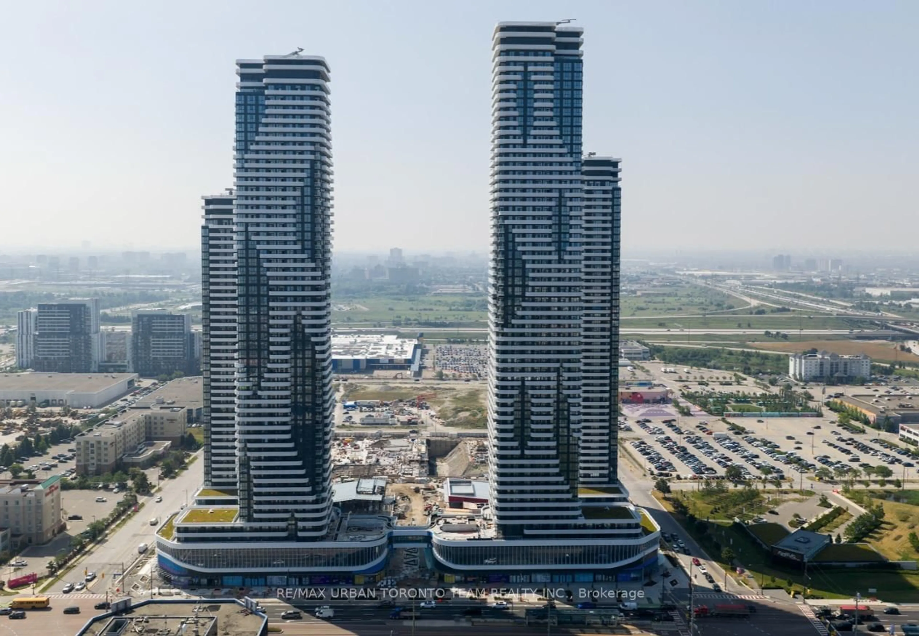 A pic from outside/outdoor area/front of a property/back of a property/a pic from drone, city buildings view from balcony for 225 Commerce St #510, Vaughan Ontario L4K 0R1