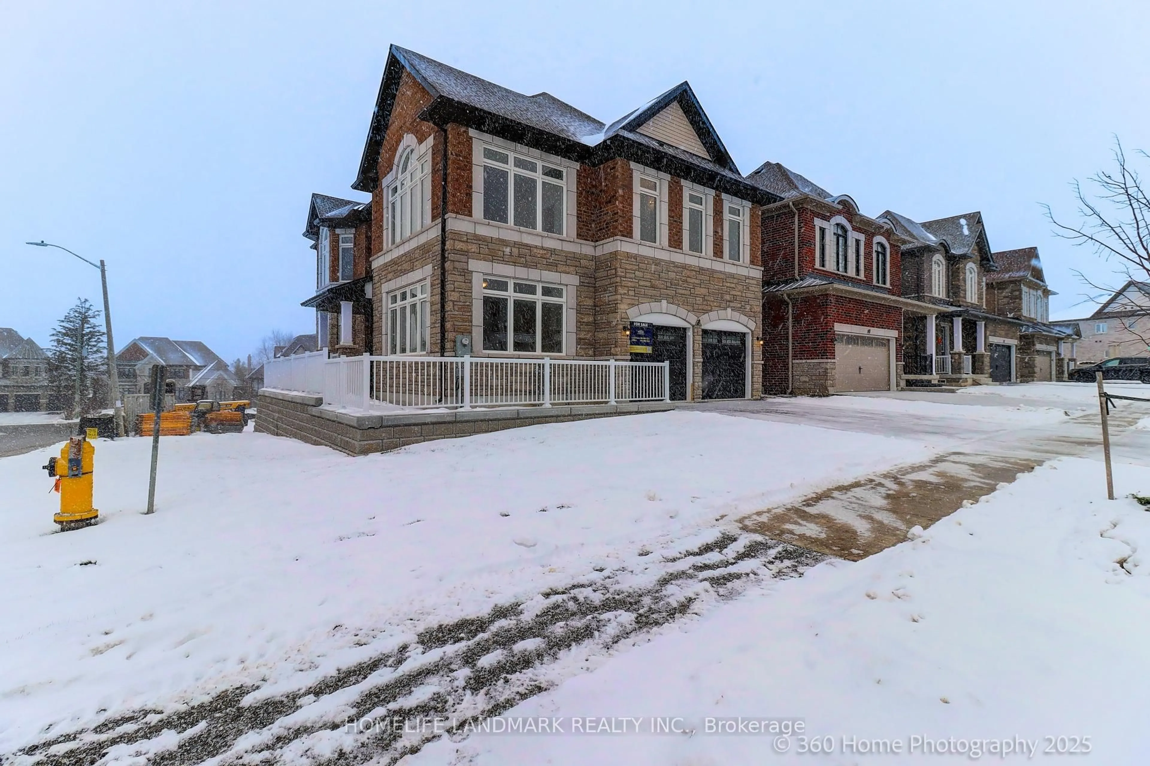 A pic from outside/outdoor area/front of a property/back of a property/a pic from drone, street for 8 Mapleton St, Richmond Hill Ontario L4E 1N1