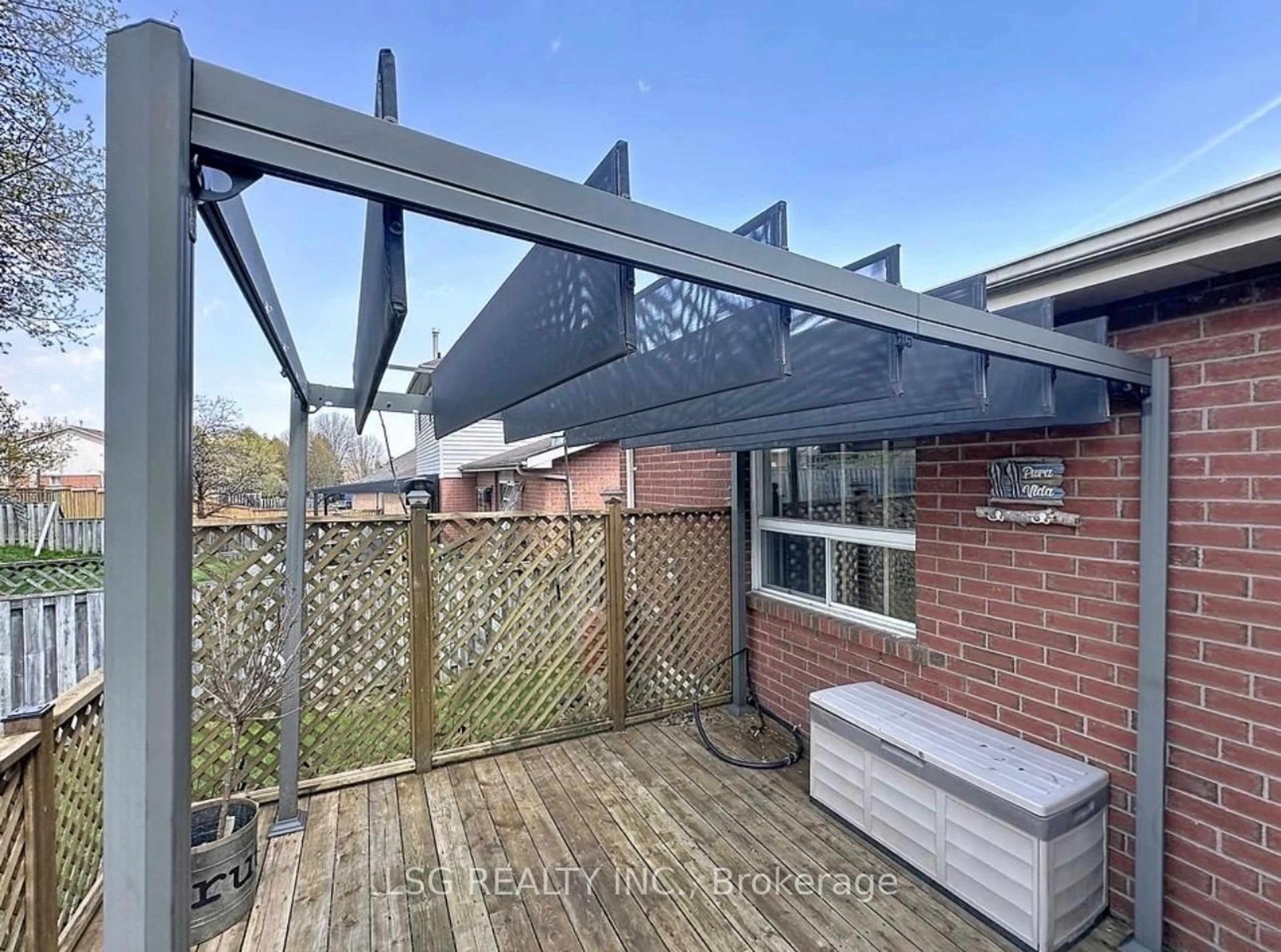 A pic from outside/outdoor area/front of a property/back of a property/a pic from drone, unknown for 34 South Balsam St, Uxbridge Ontario L9P 1V2