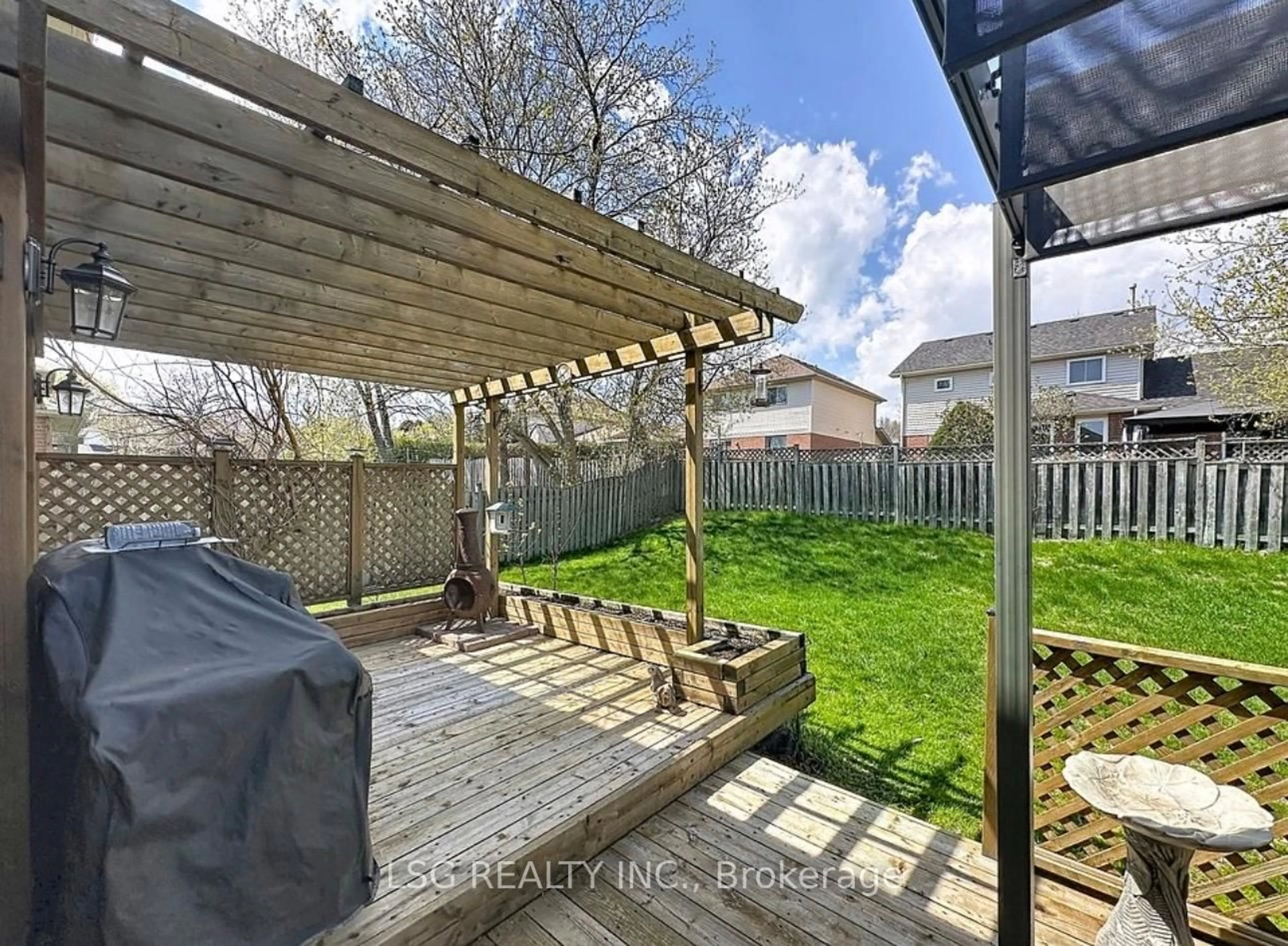 Patio, street for 34 South Balsam St, Uxbridge Ontario L9P 1V2