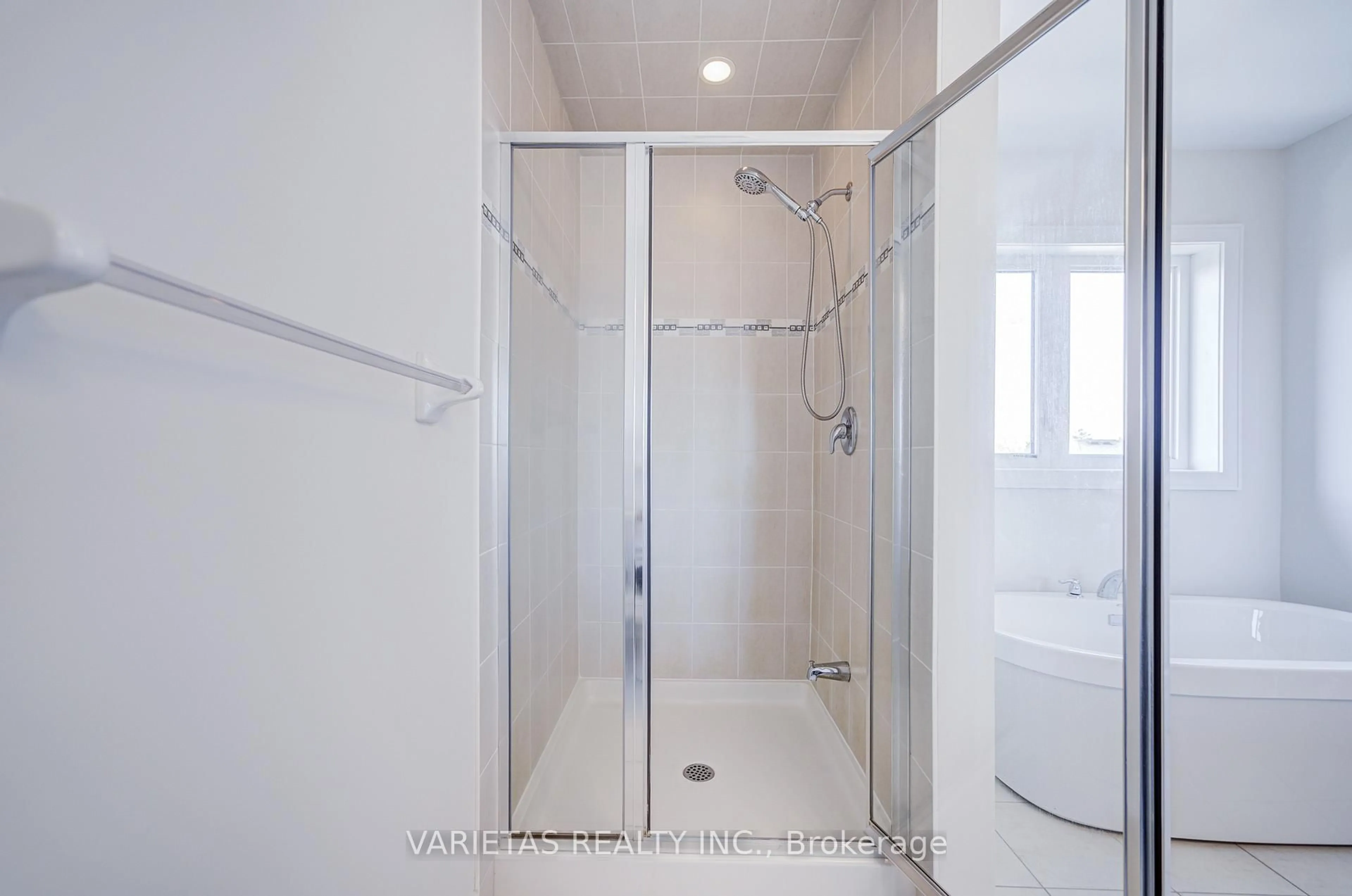 Standard bathroom, ceramic/tile floor for 57 Blazing Star St, East Gwillimbury Ontario L9N 0S2